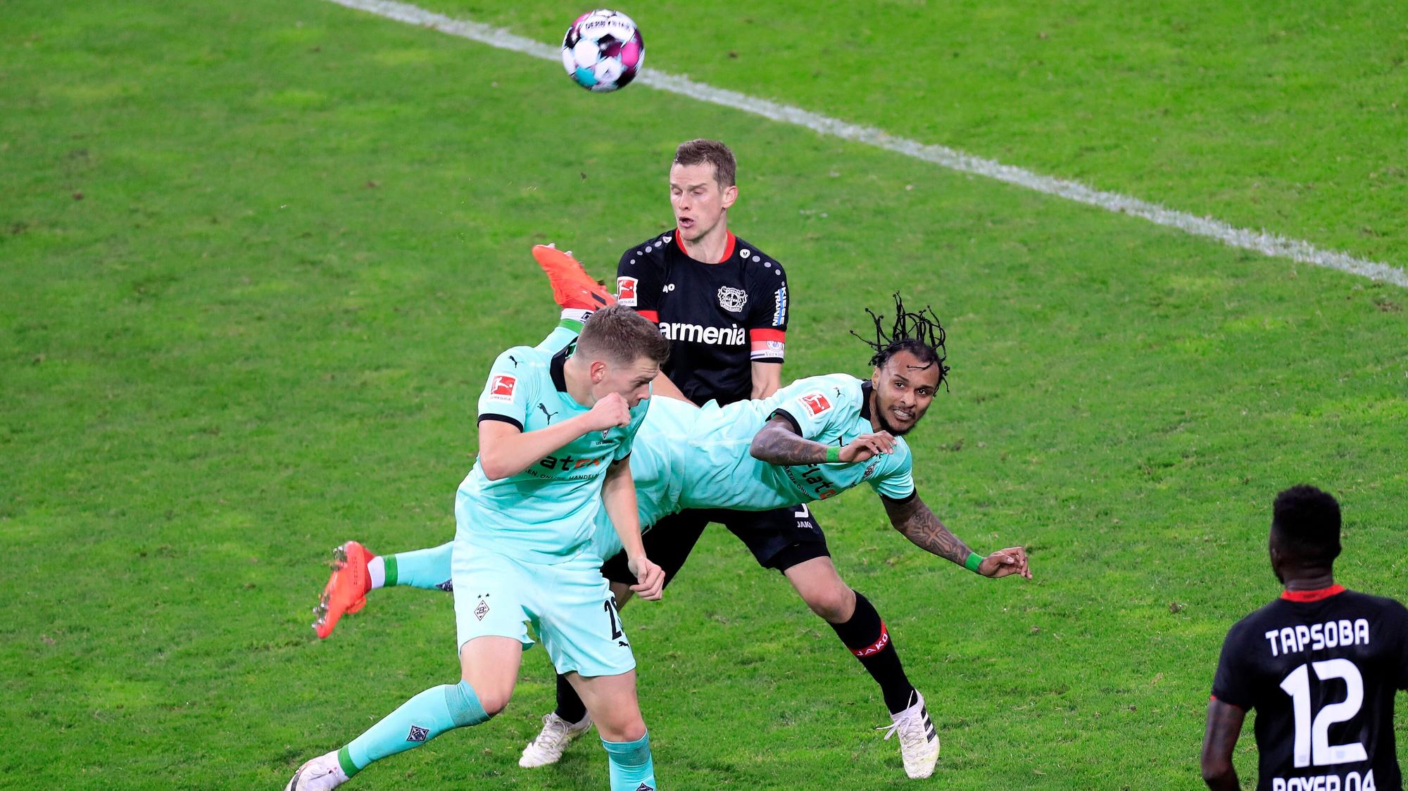 Valentino Lazaro (M.), Spieler der Gladbacher Borussia, erzielte gegen Bayer Leverkusen ein Traumtor mit der Hacke.