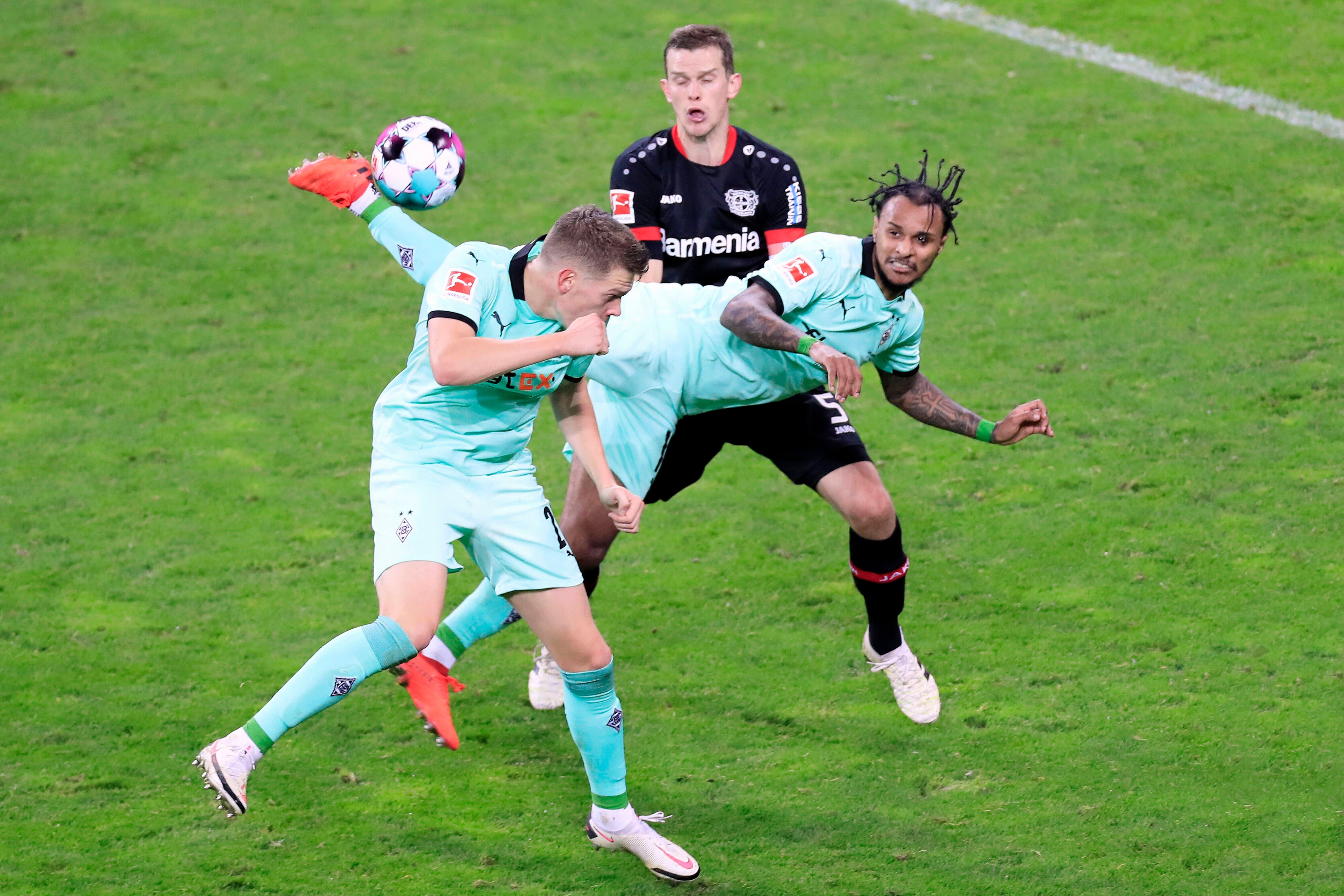 Valentino Lazaro (r.) erzielt per Hacke ein Tor gegen Bayer Leverkusen.