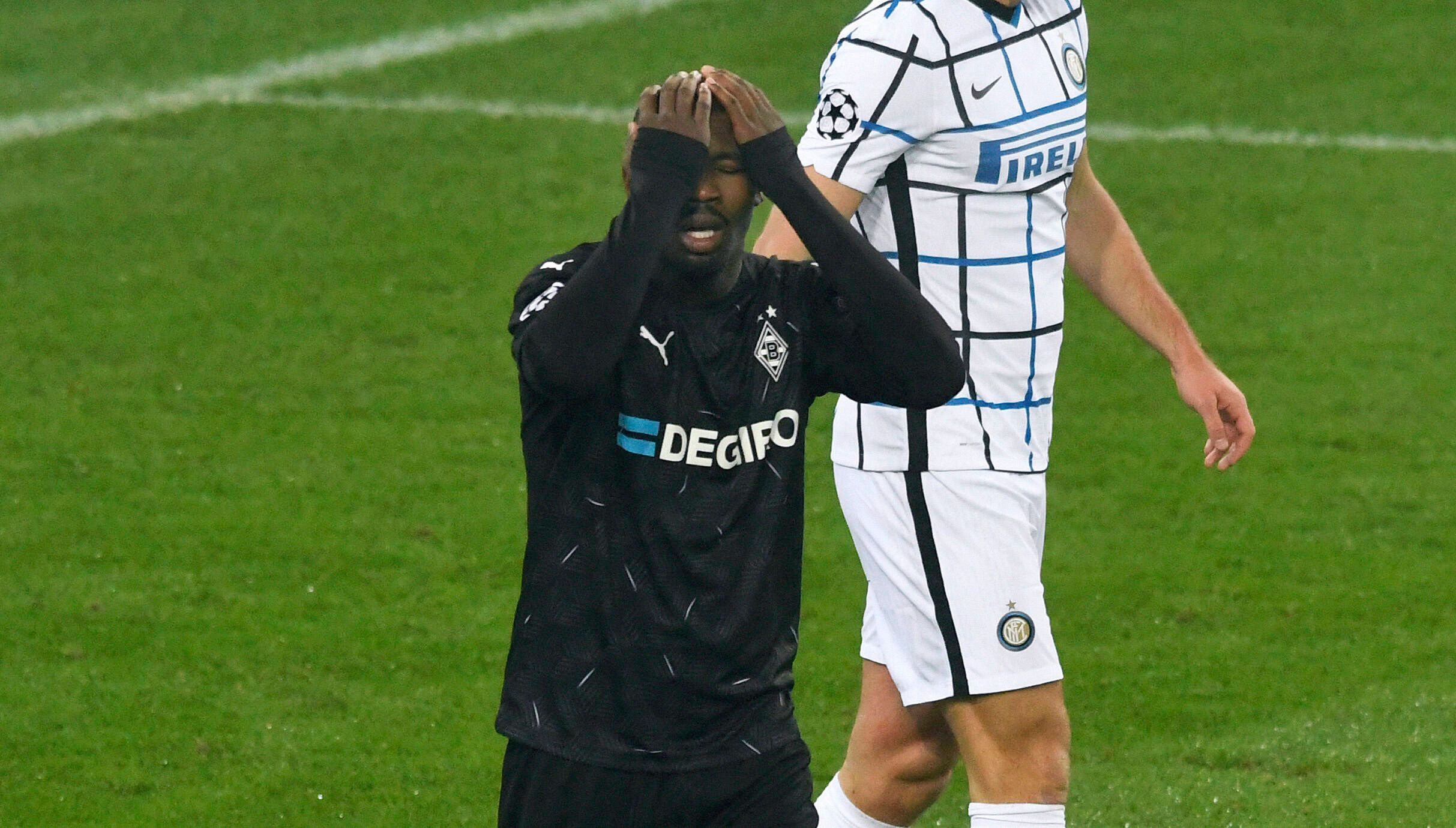 Borussias Marcus Thuram ärgert sich über die knappe 2:3-Niederlage gegen Inter Mailand.