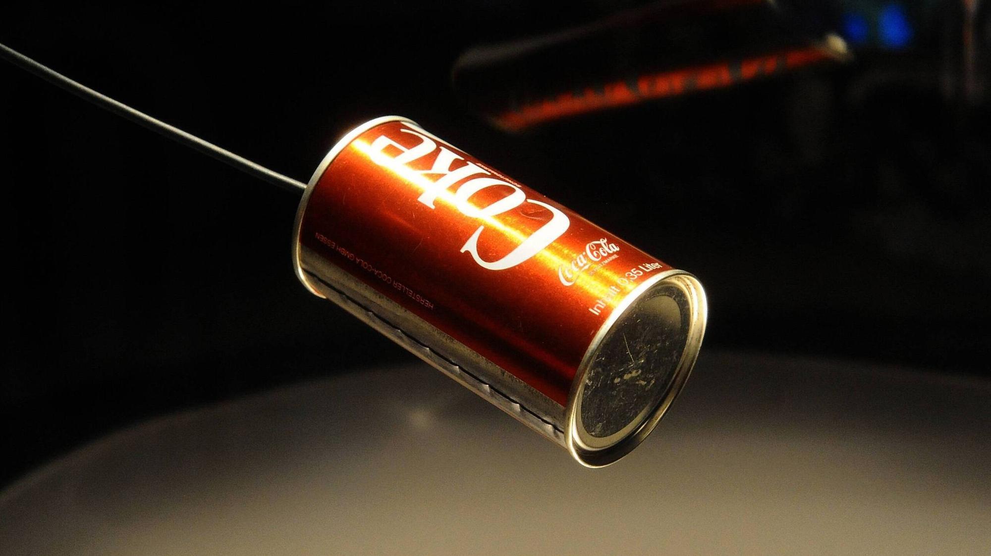 Sie ist rund 49 Jahre alt und sieht immer noch fast aus wie neu: Die Cola-Dose vom Büchsenwurf-Spiel 1971 zwischen Borussia Mönchengladbach und Inter Mailand. Heute ist die Dose ein Ausstellungsstück im Museum der Borussia.