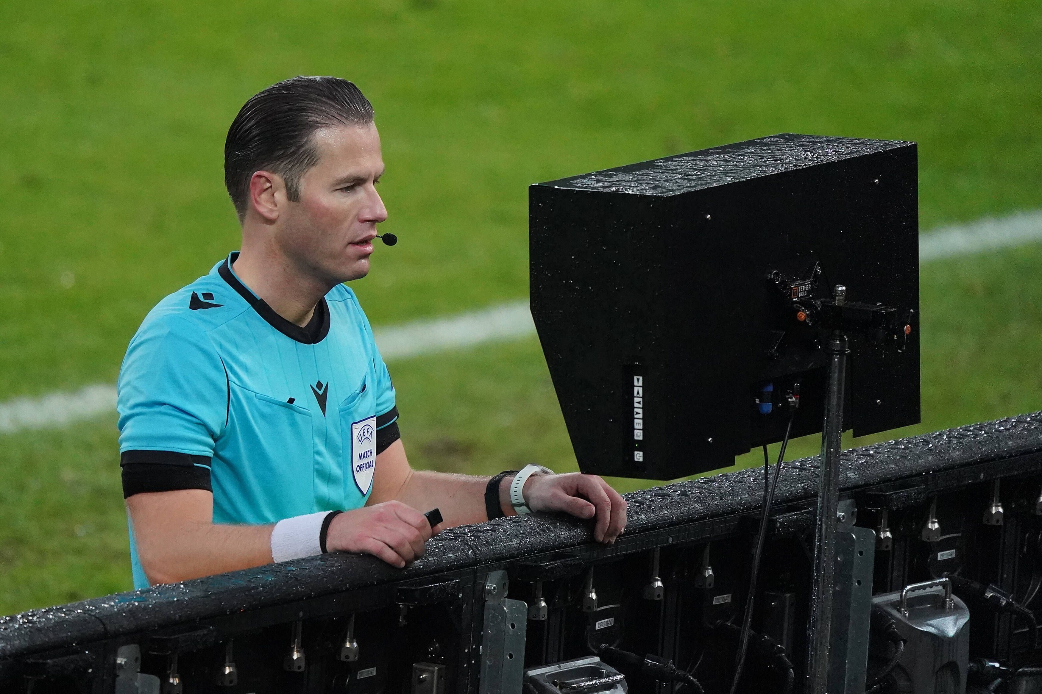 Schiedsrichter Danny Makkelie schaut sich das vermeintliche 3:3 der Borussia gegen Inter Mailand an, gibt den Treffer aber nicht. Allerdings hat der Niederländer etwas gesehen, was wohl kein anderer sehen konnte.