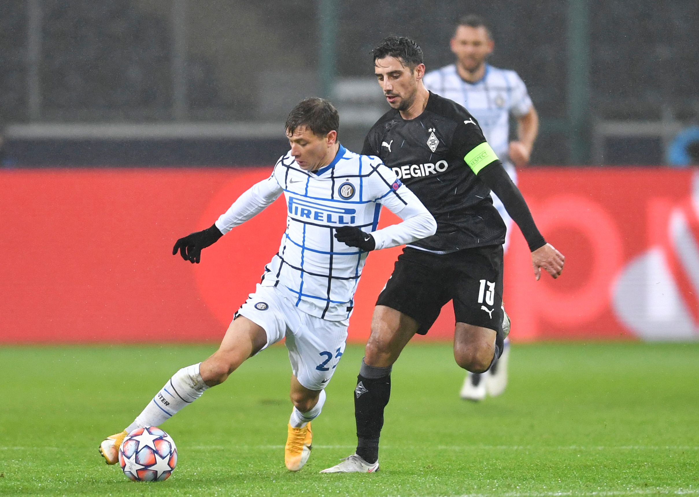 Mönchengladbachs Lars Stindl (r) und Mailands Nicolo Barella kämpfen um den Ball.