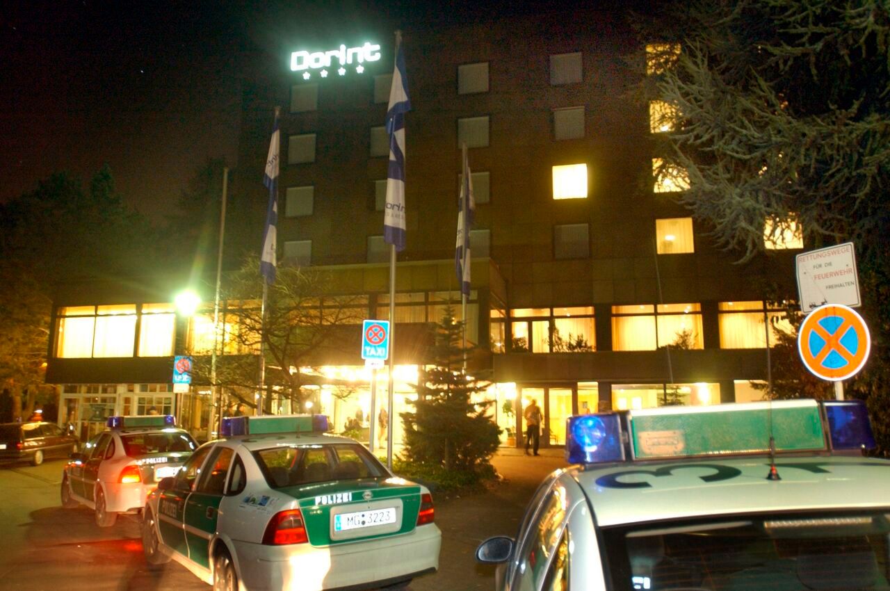 Polizei-Einsatz am Dorint-Hotel in Mönchengladbach, in dem die Mannschaft von Inter Mailand eingecheckt hat.