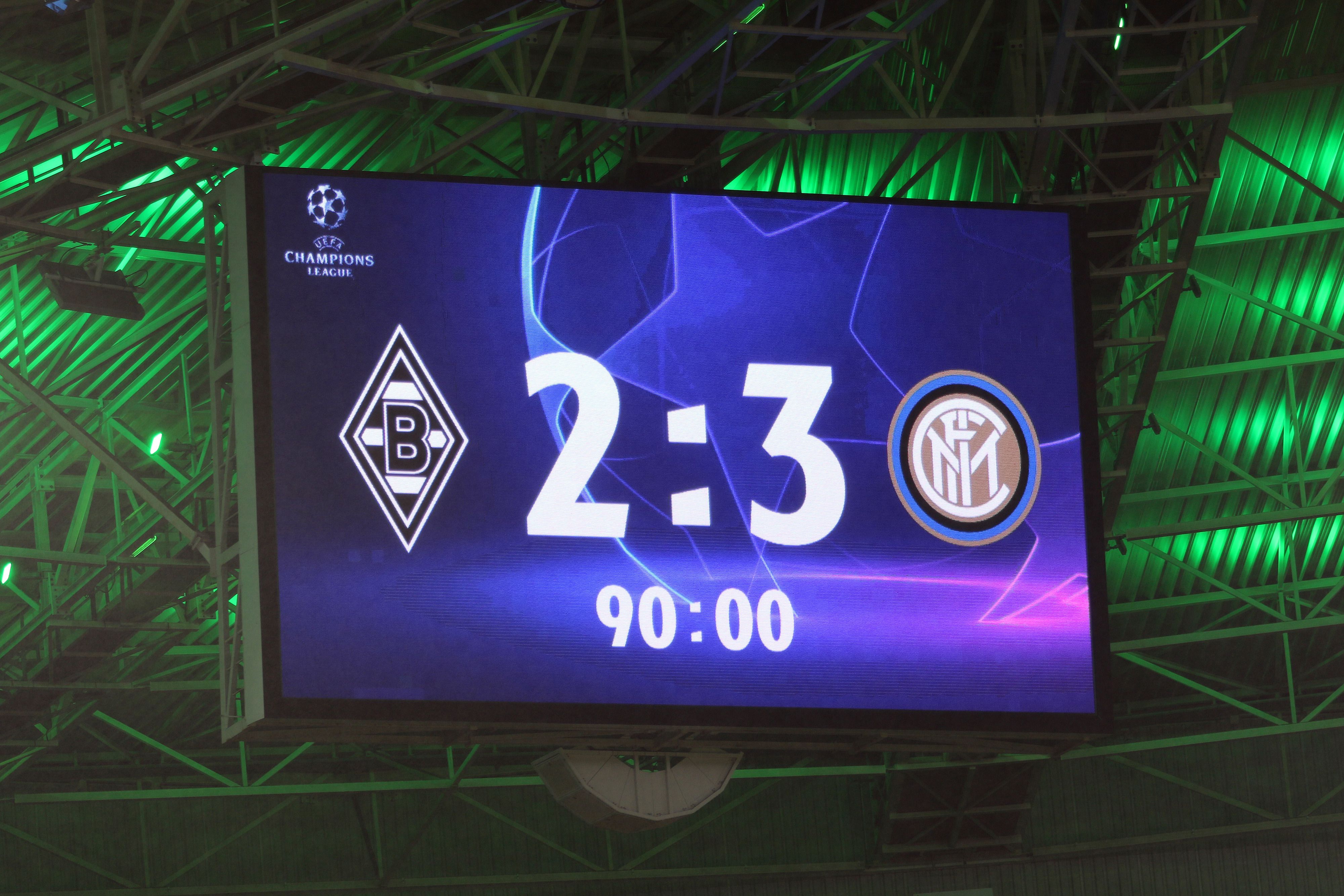 Die Anzeige-Tafel im Borussia-Park zeigt die bittere Realität: Am Ende unterlag Borussia Mönchengladbach Inter Mailand am 5. Spieltag der Champions-League-Gruppenphase knapp mit 2:3.