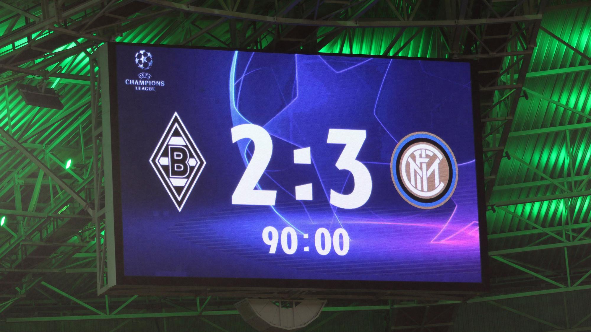 Die Anzeige-Tafel im Borussia-Park zeigt die bittere Realität: Am Ende unterlag Borussia Mönchengladbach Inter Mailand am 5. Spieltag der Champions-League-Gruppenphase knapp mit 2:3.