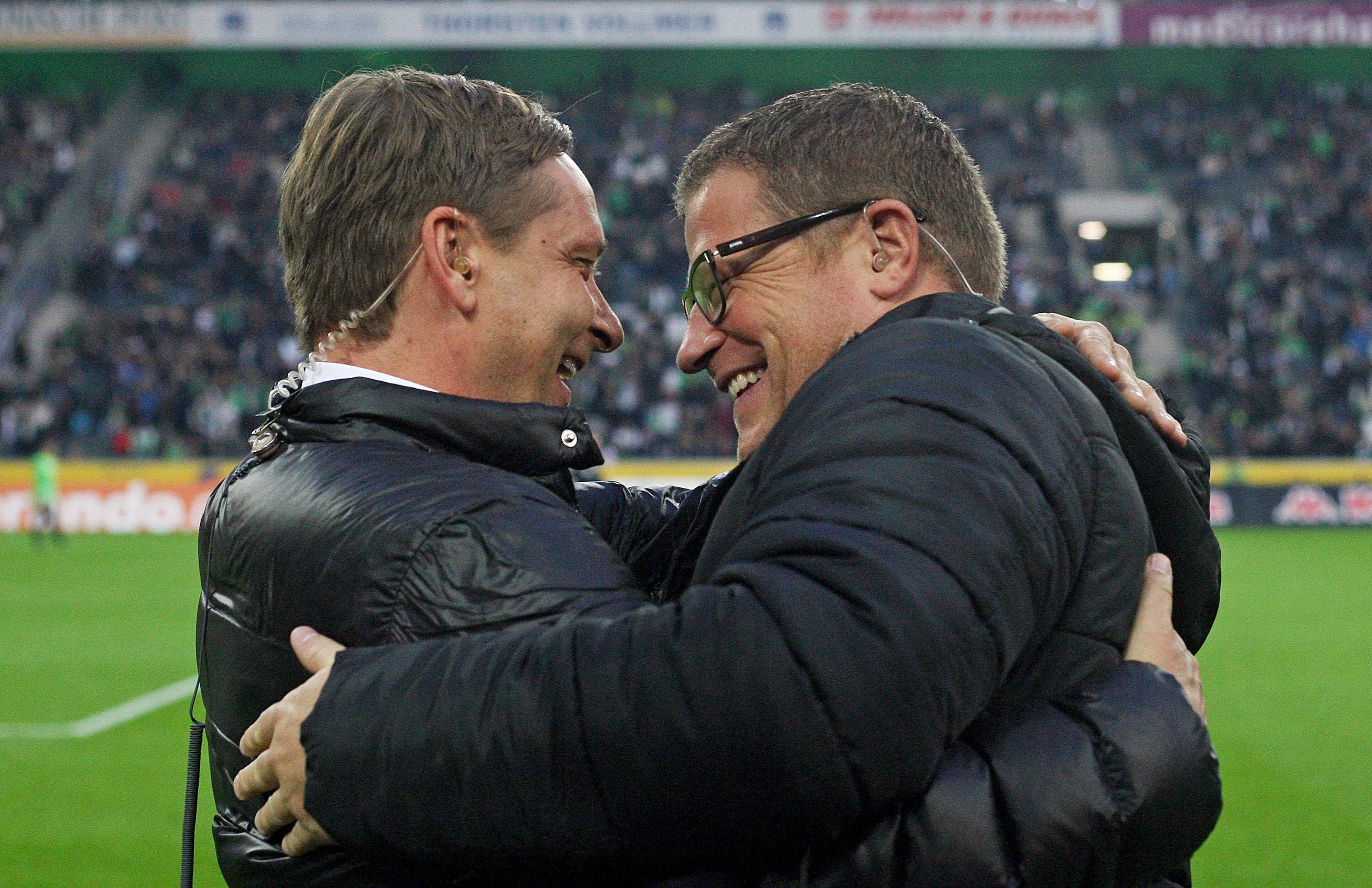 Die Chemie zwischen Gladbach-Manager Max Eberl (r.) und FC-Sportchef Horst Heldt stimmt offenkundig. Zumindest auf dieser Aufnahme, die aus dem Oktober 2015 stammt.