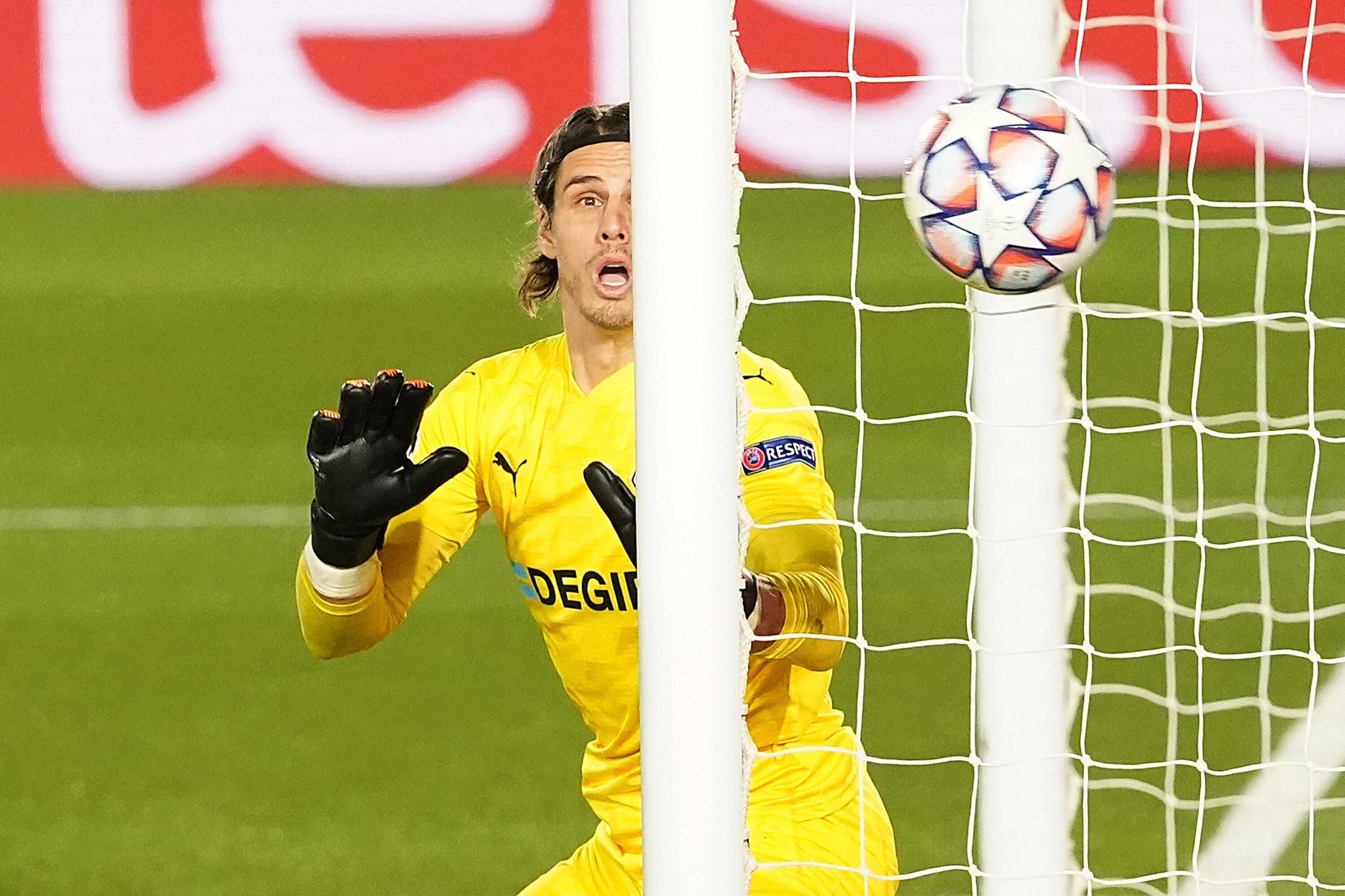 Borussias Torwart Yann Sommer schaut im Spiel gegen Real Madrid einer Ball der Hausherren hinterher.