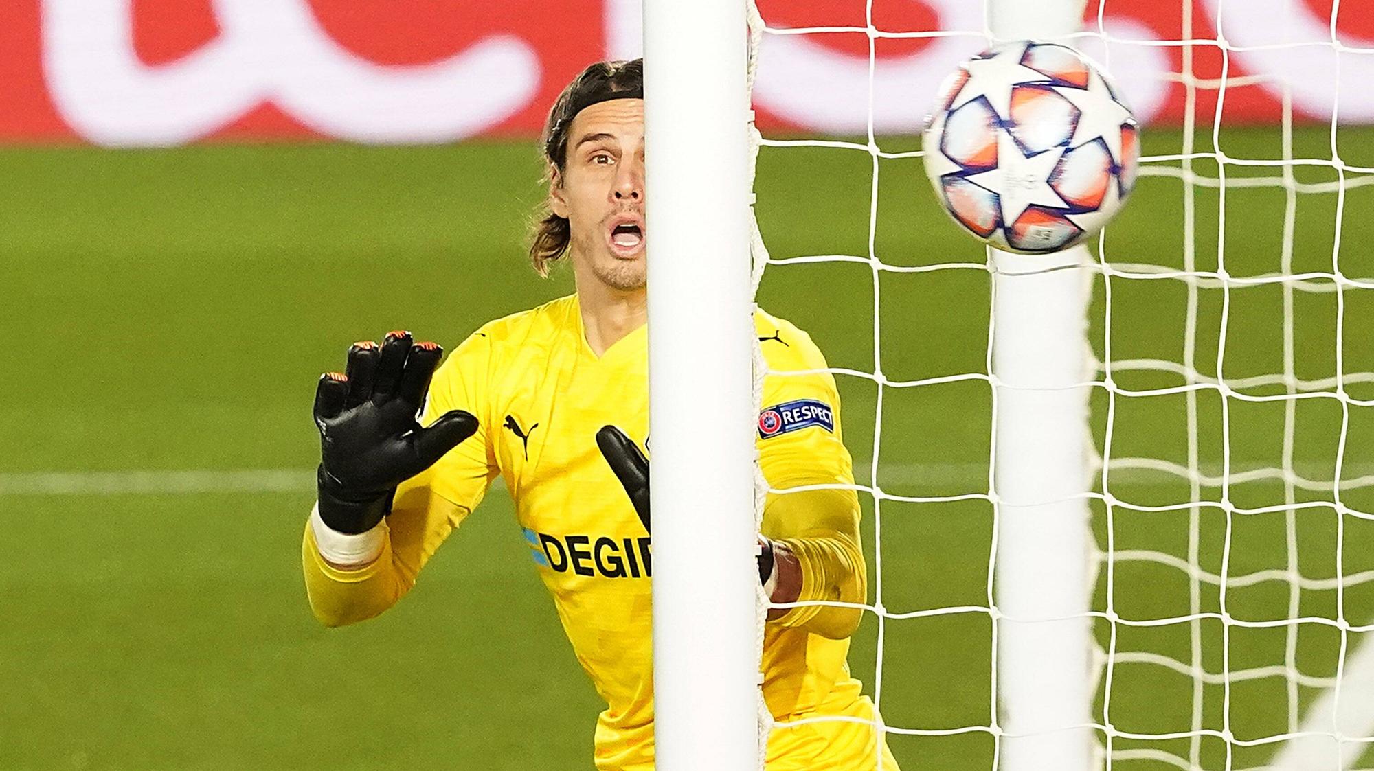 Borussias Torwart Yann Sommer schaut im Spiel gegen Real Madrid einer Ball der Hausherren hinterher.