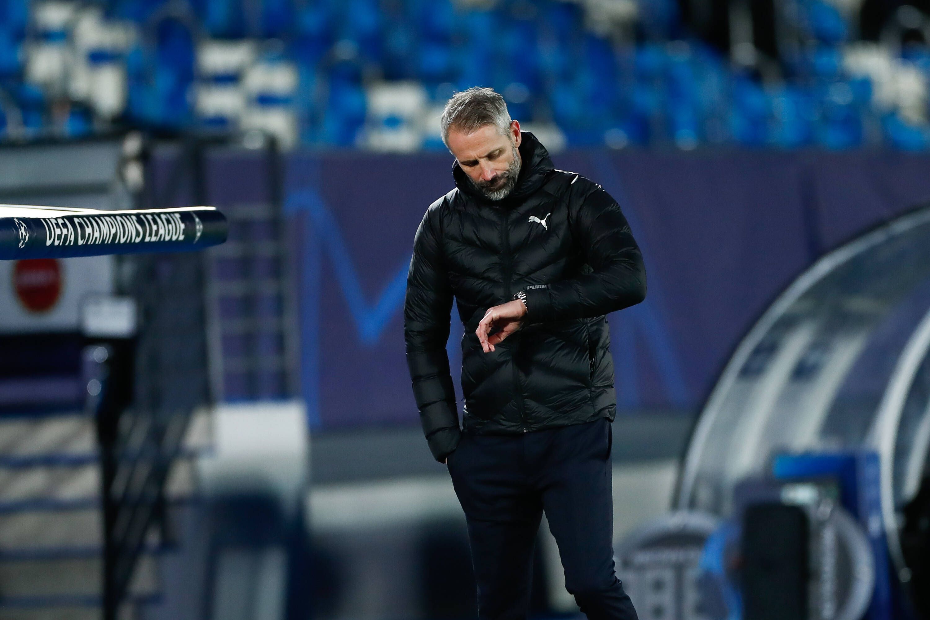 Marco Rose, Trainer der Gladbacher Borussia, schaut im Champions-League-Duell seiner Fohlen bei Real Madrid (0:2) auf die Uhr. Am Ende zogen seine Fohlen trotz der Niederlage zum ersten Mal ins Achtelfinale der Königsklasse ein.