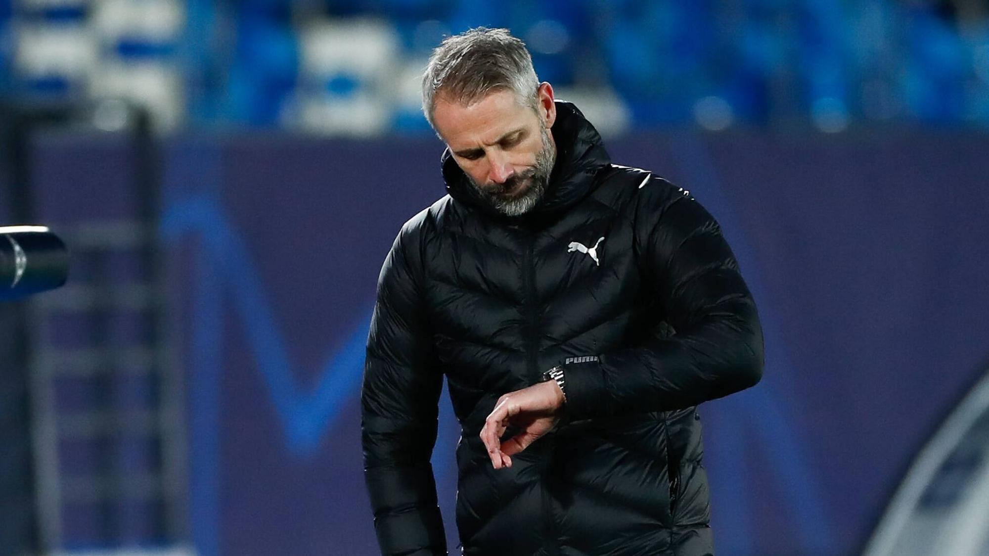 Marco Rose, Trainer der Gladbacher Borussia, schaut im Champions-League-Duell seiner Fohlen bei Real Madrid (0:2) auf die Uhr. Am Ende zogen seine Fohlen trotz der Niederlage zum ersten Mal ins Achtelfinale der Königsklasse ein.