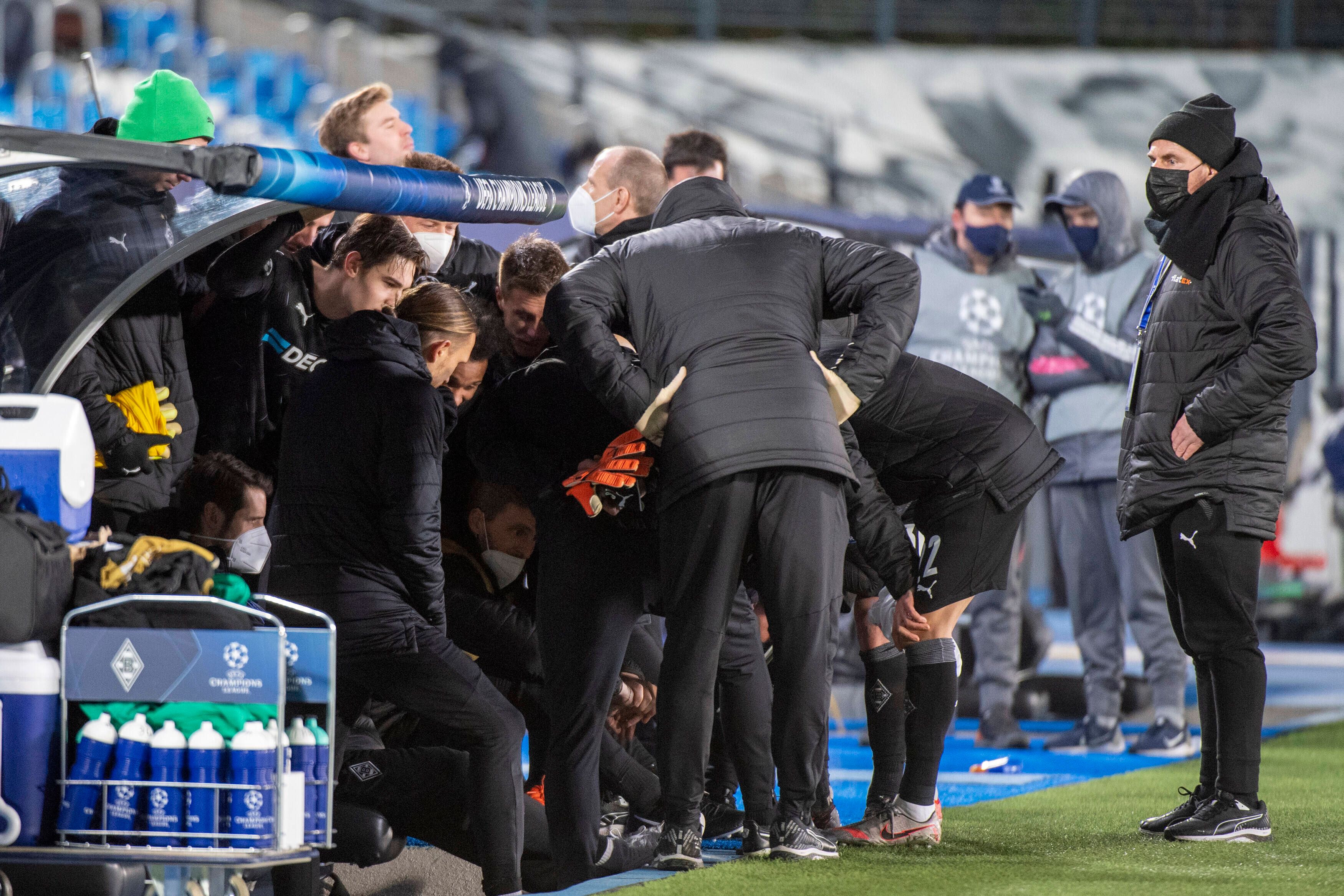 Nach der 0:2-Pleite in der Champions League bei Real Madrid. Die Spieler der Gladbacher Borussia schauten auf dem iPad aus dem Trainerstab gebannt zu, bis die Nachspielzeit bei Inter Mailand gegen Schachtar Donezk abgelaufen war.
