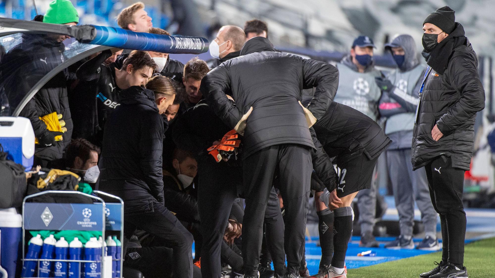 Nach der 0:2-Pleite in der Champions League bei Real Madrid. Die Spieler der Gladbacher Borussia schauten auf dem iPad aus dem Trainerstab gebannt zu, bis die Nachspielzeit bei Inter Mailand gegen Schachtar Donezk abgelaufen war.