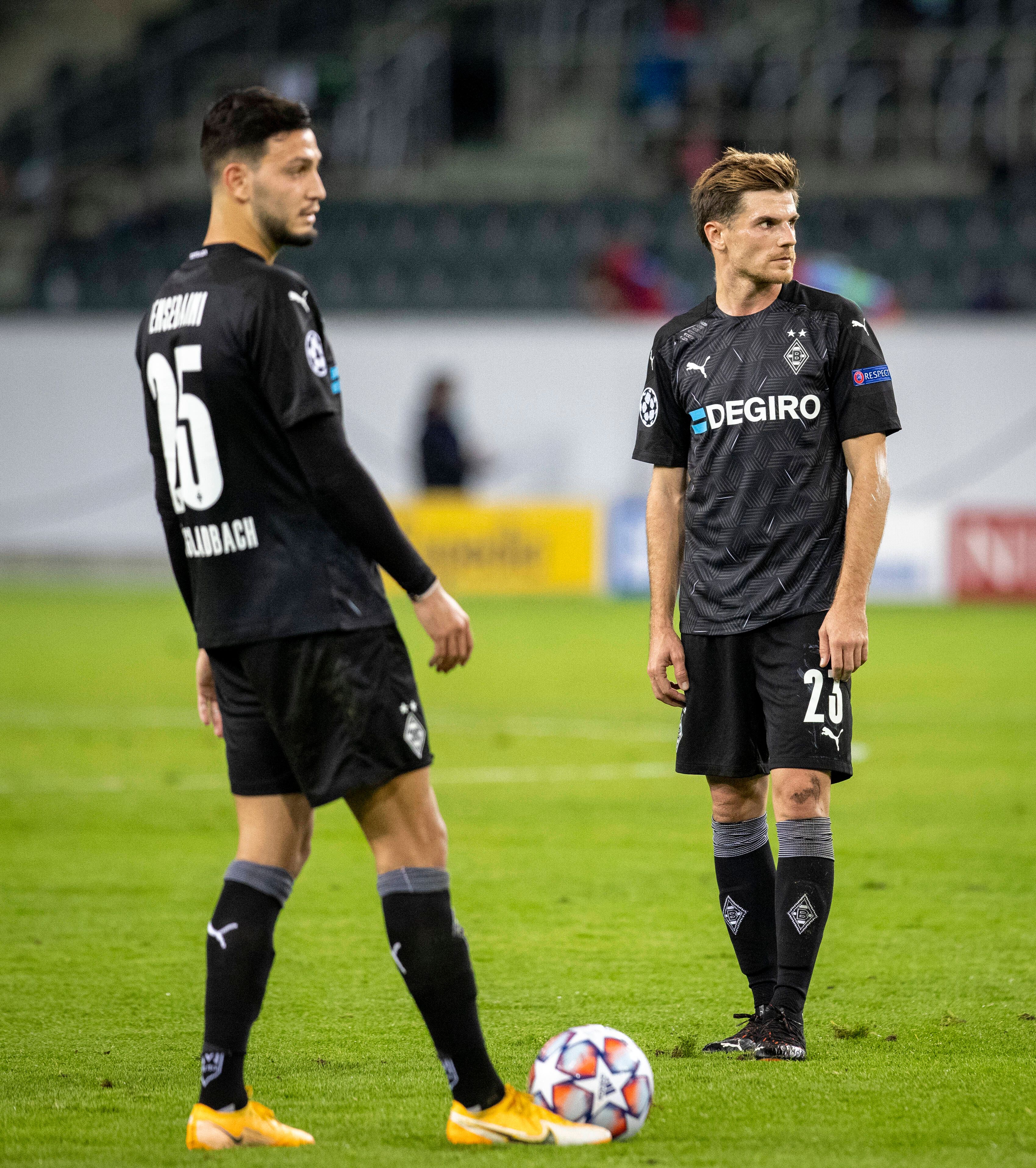 Ramy Bensebaini (l.) und Jonas Hofmann (r.) stehen beim 2:2 gegen Real Madrid gemeinsam auf dem Platz.