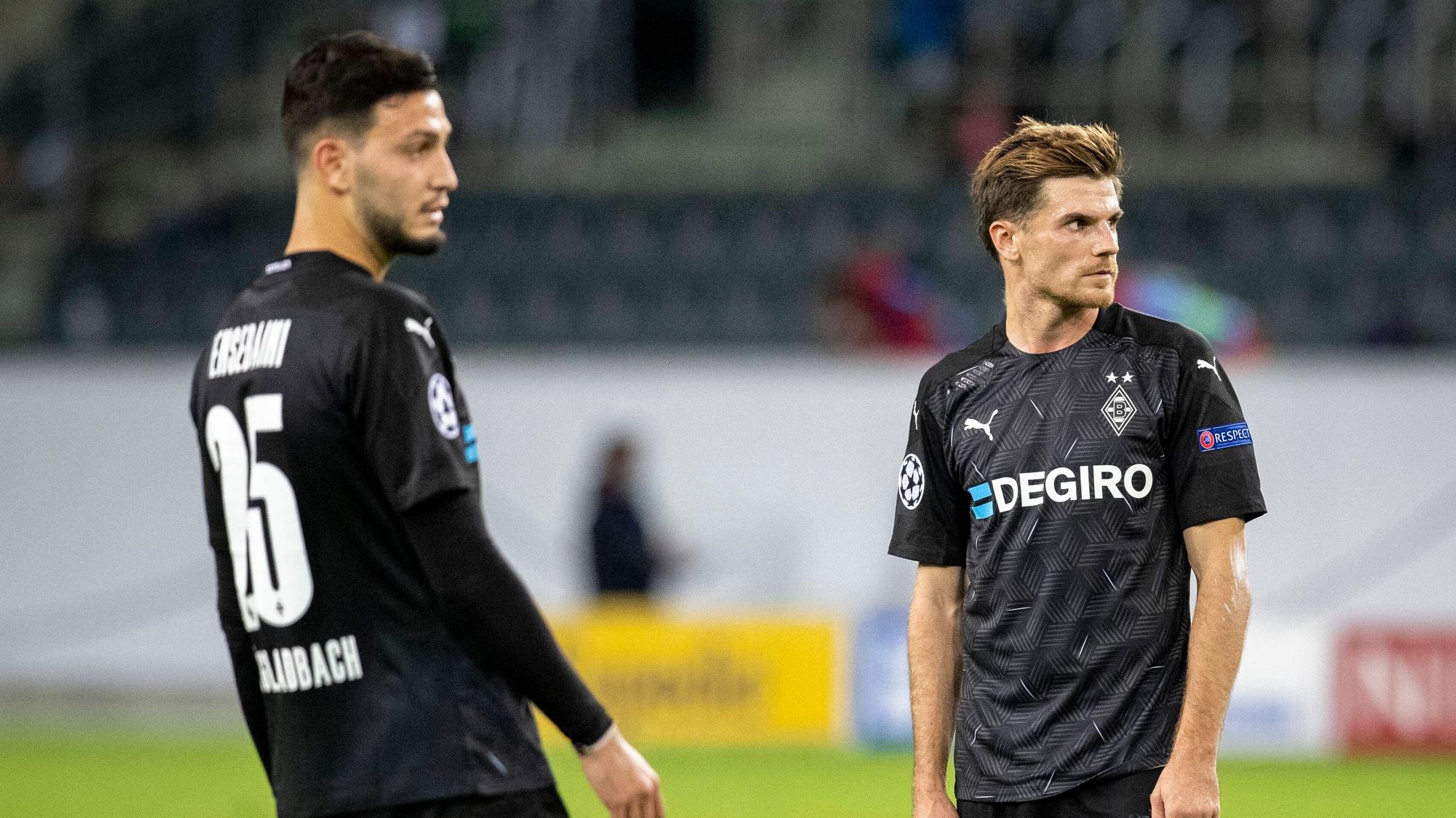 Ramy Bensebaini (l.) und Jonas Hofmann (r.) stehen beim 2:2 gegen Real Madrid gemeinsam auf dem Platz.