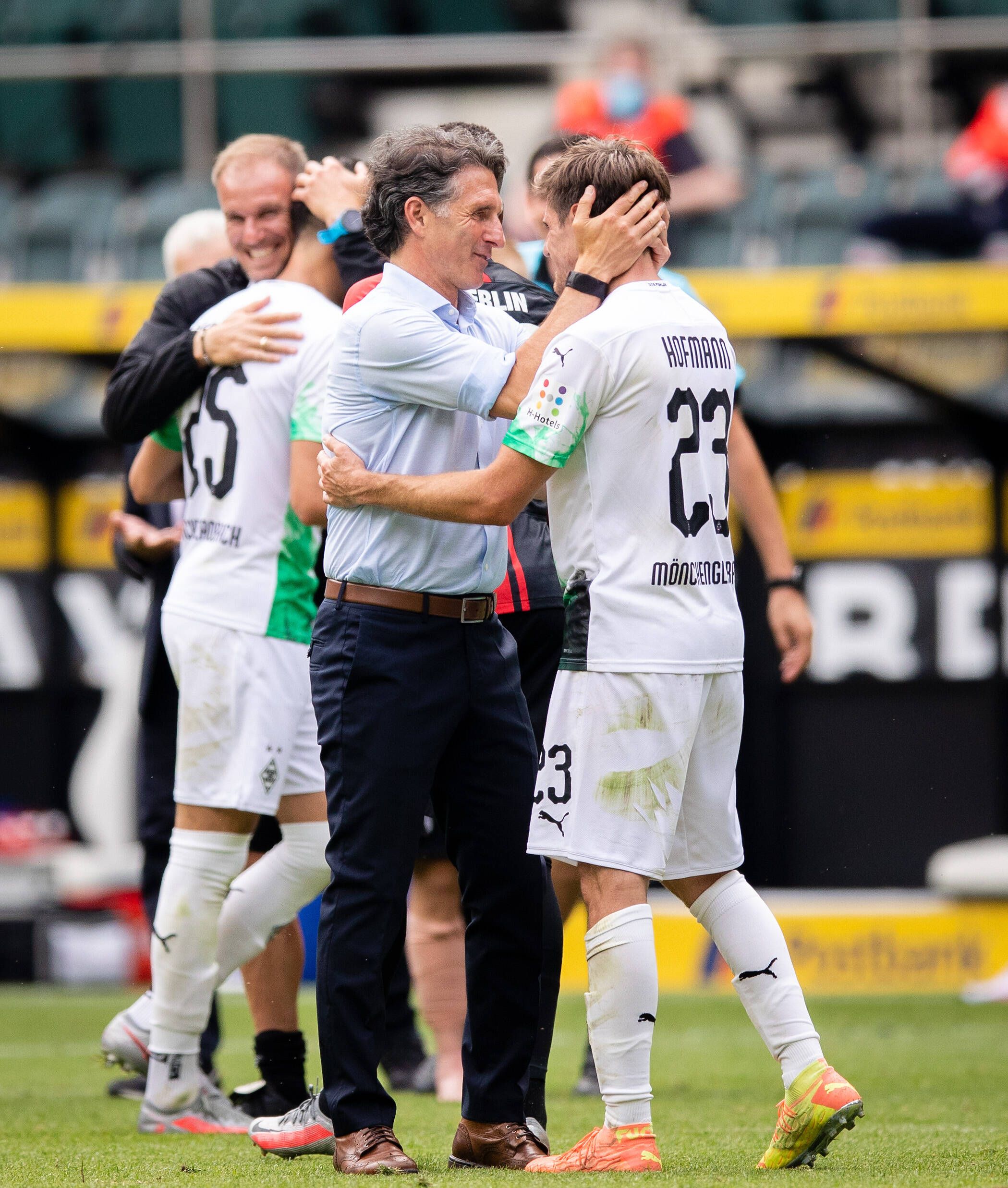 Bruno Labbadia und Gladbachs Jonas Hofmann umarmen sich, nachdem Borussia den Einzug in die Champions League klargemacht hat.