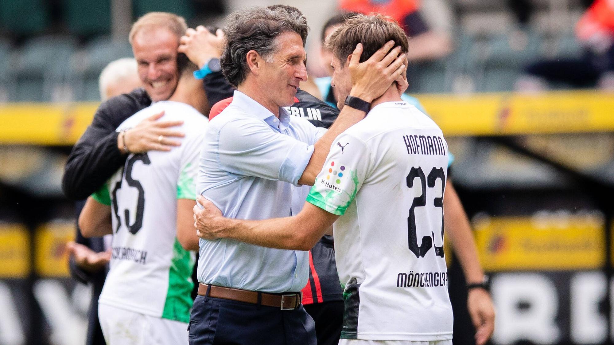 Bruno Labbadia und Gladbachs Jonas Hofmann umarmen sich, nachdem Borussia den Einzug in die Champions League klargemacht hat.