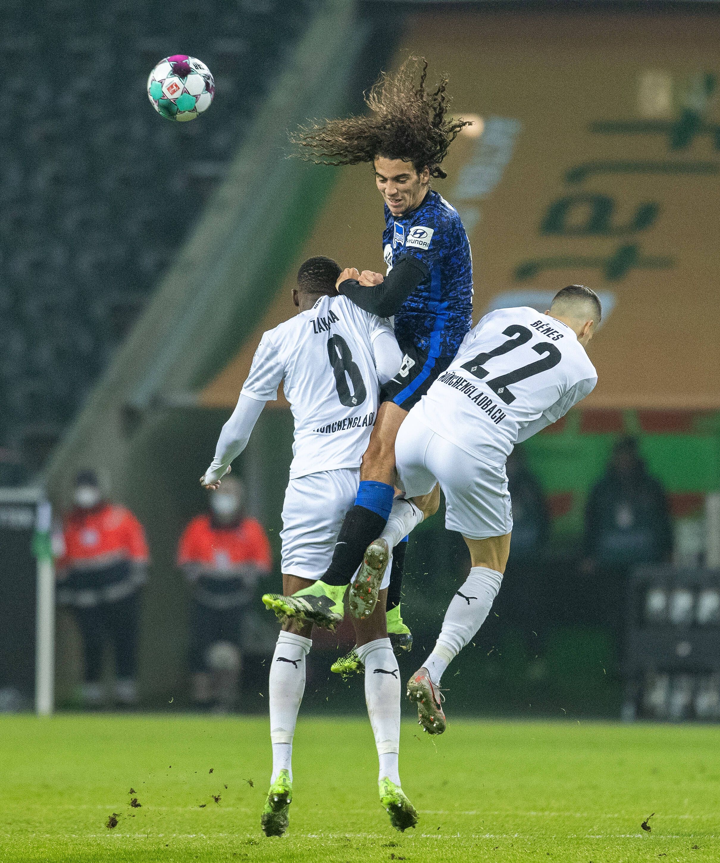 Denis Zakaria (l.) und Laszlo Benes (r.) nehmen Herthas Torschützen Matteo Guendouzi (m.) in die Mitte.