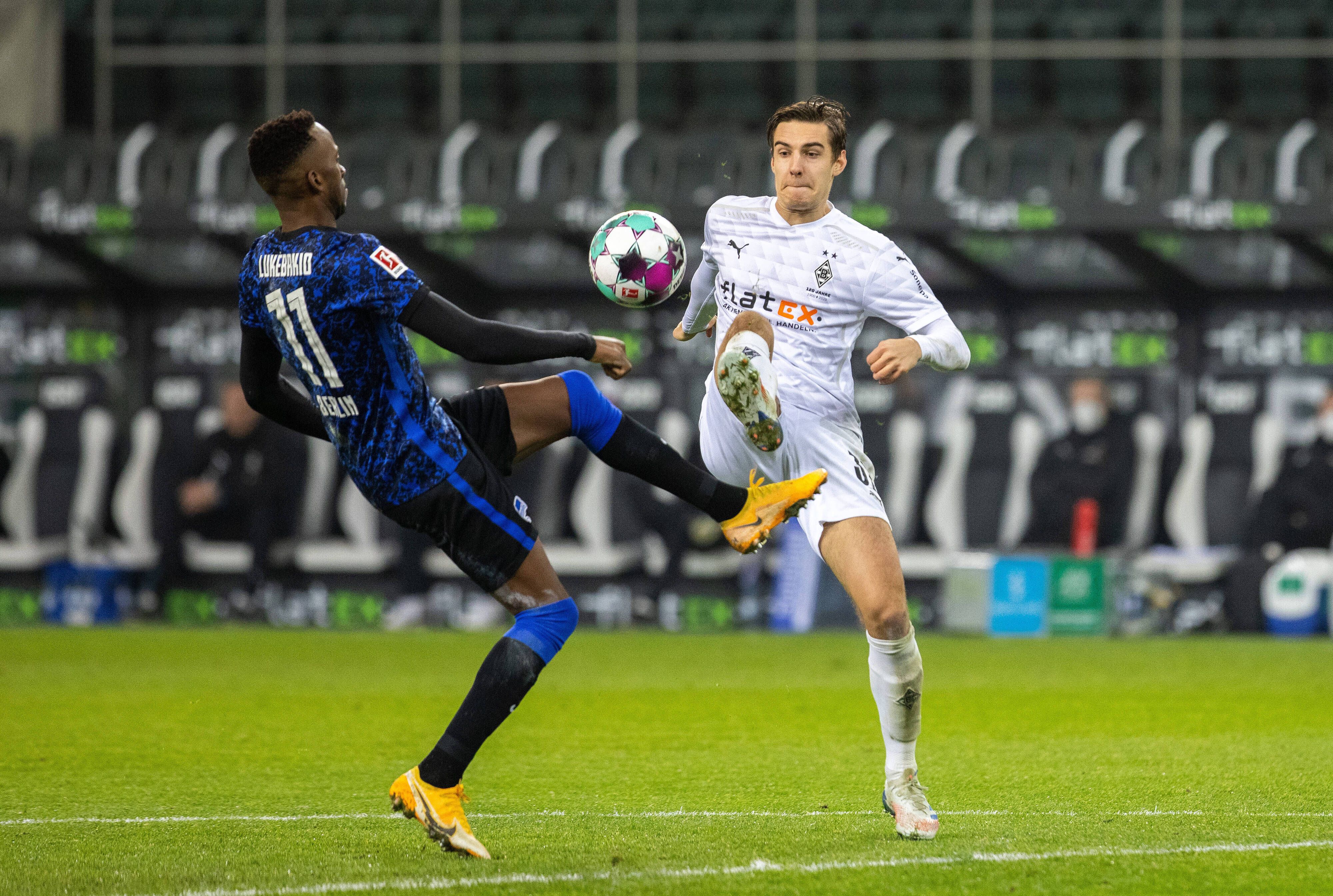 Florian Neuhaus (r.) bekommt es im Borussia-Park mit Herthas Dodi Lukebakio (l.) zu tun.