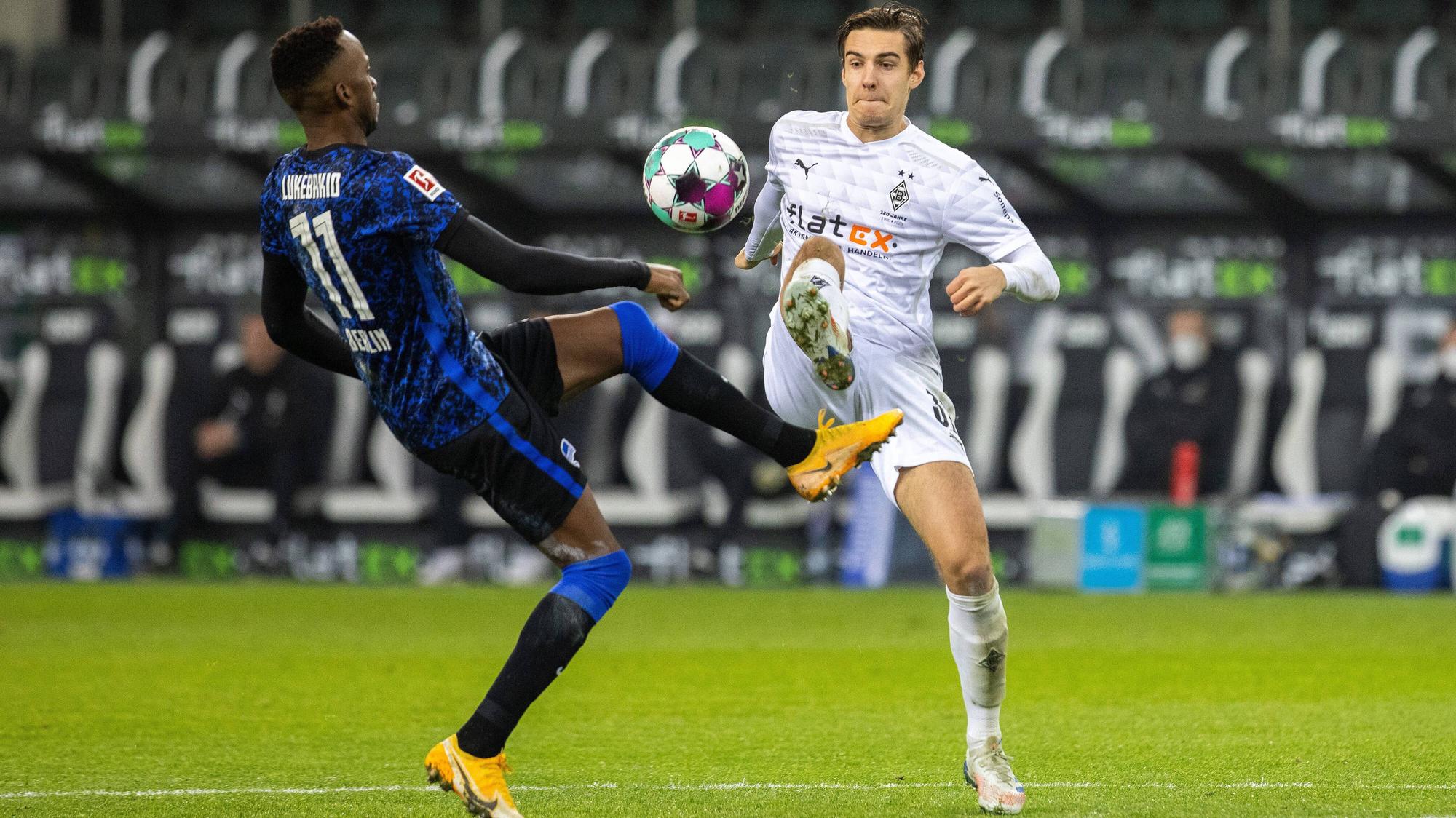 Florian Neuhaus (r.) bekommt es im Borussia-Park mit Herthas Dodi Lukebakio (l.) zu tun.