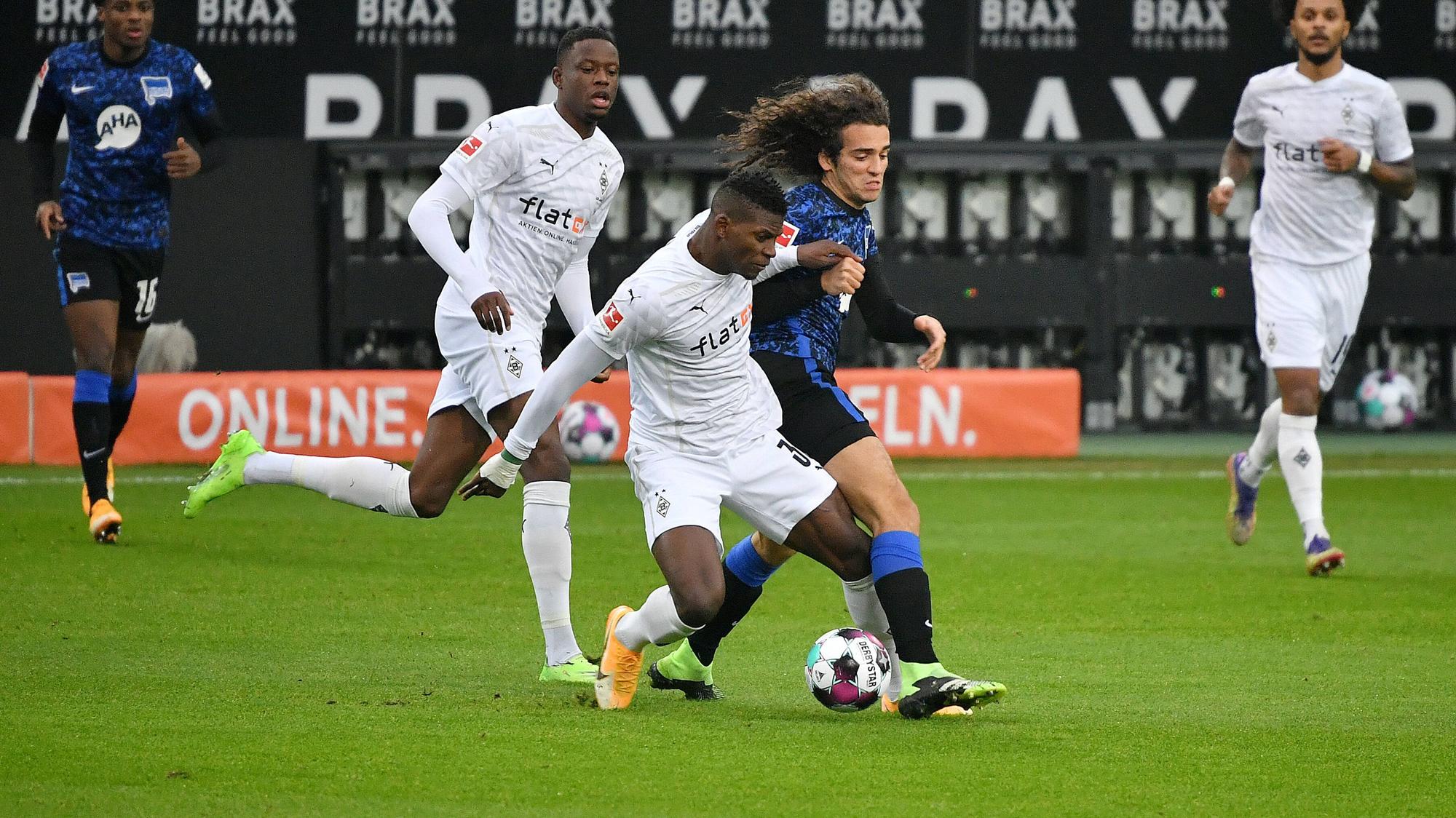 Borussias Breel Embolo läuft gegen Hertha als Kapitän auf.