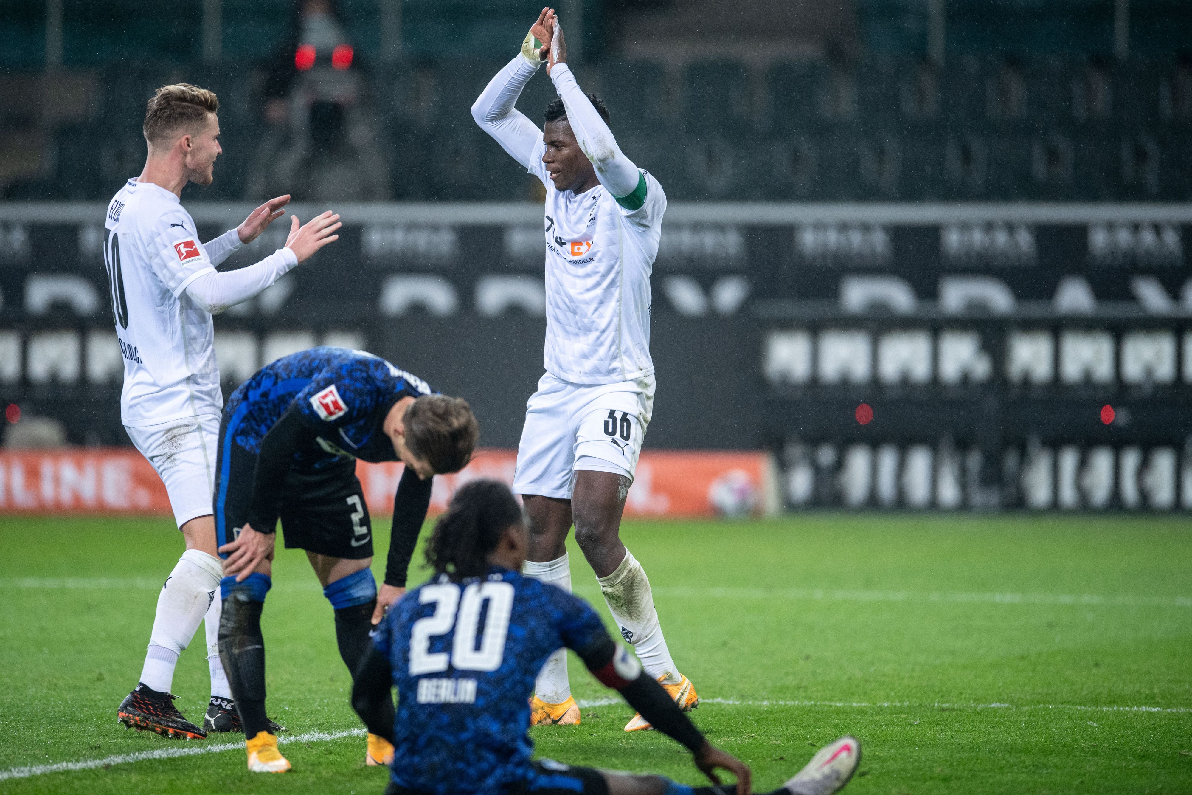 Borussias Nico Elvedi (l.) und Breel Embolo (r.) feiern den Gladbacher Ausgleichstreffer gegen Hertha.