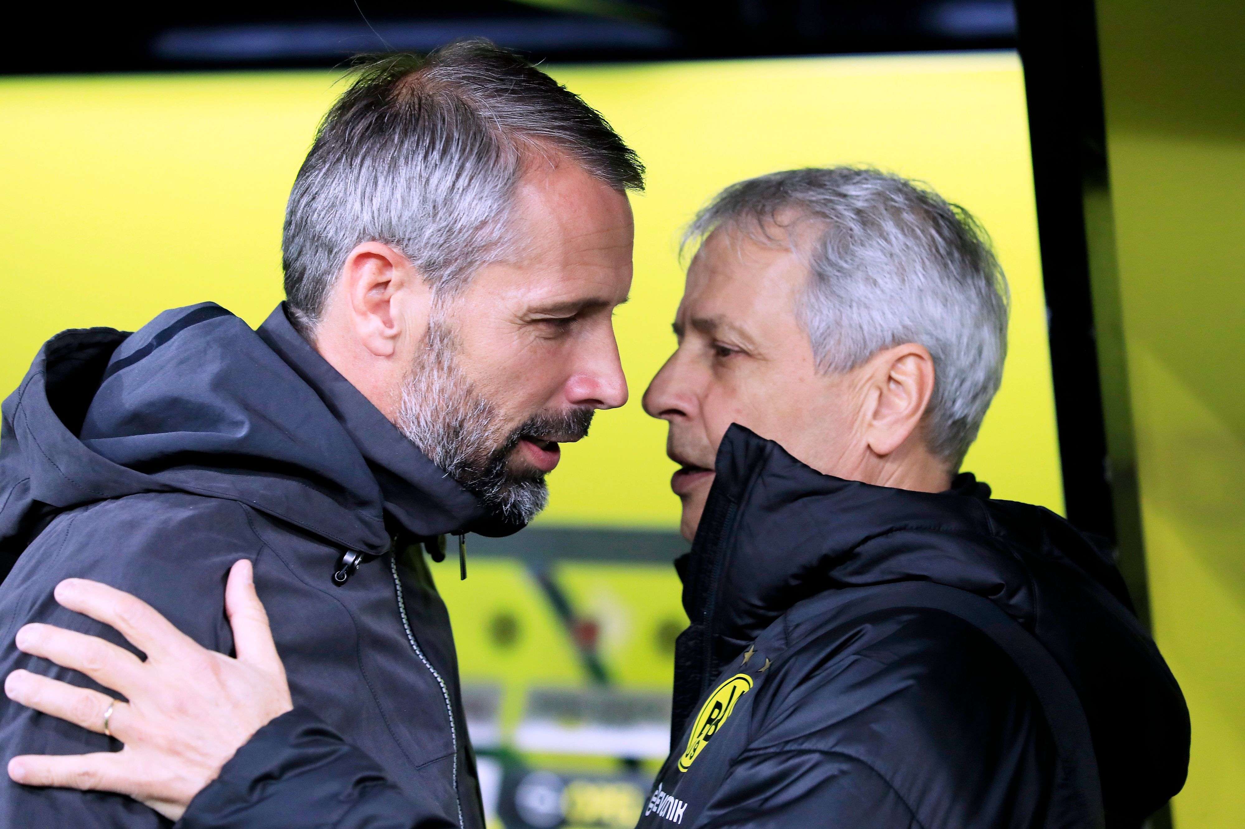 Gladbachs Trainer Marco Rose (l.) und seine Kollege Lucien Favre (r.) im Gespräch an der Seitenlinie im Dortmunder Stadion im Oktober 2019.