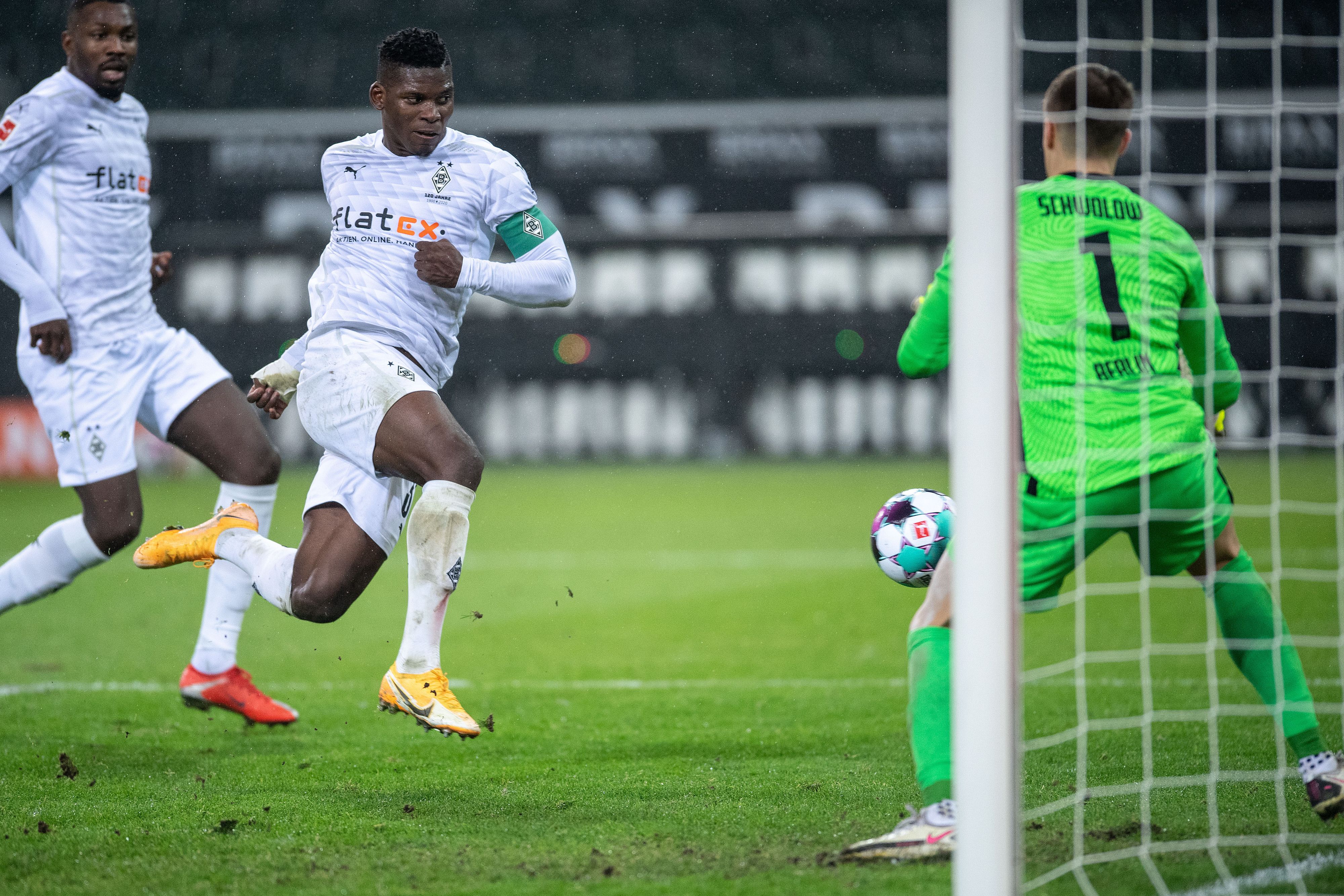 Borussias Kapitän Breel Embolo (m.) erzielt gegen Hertha den Auslgeichstreffer.