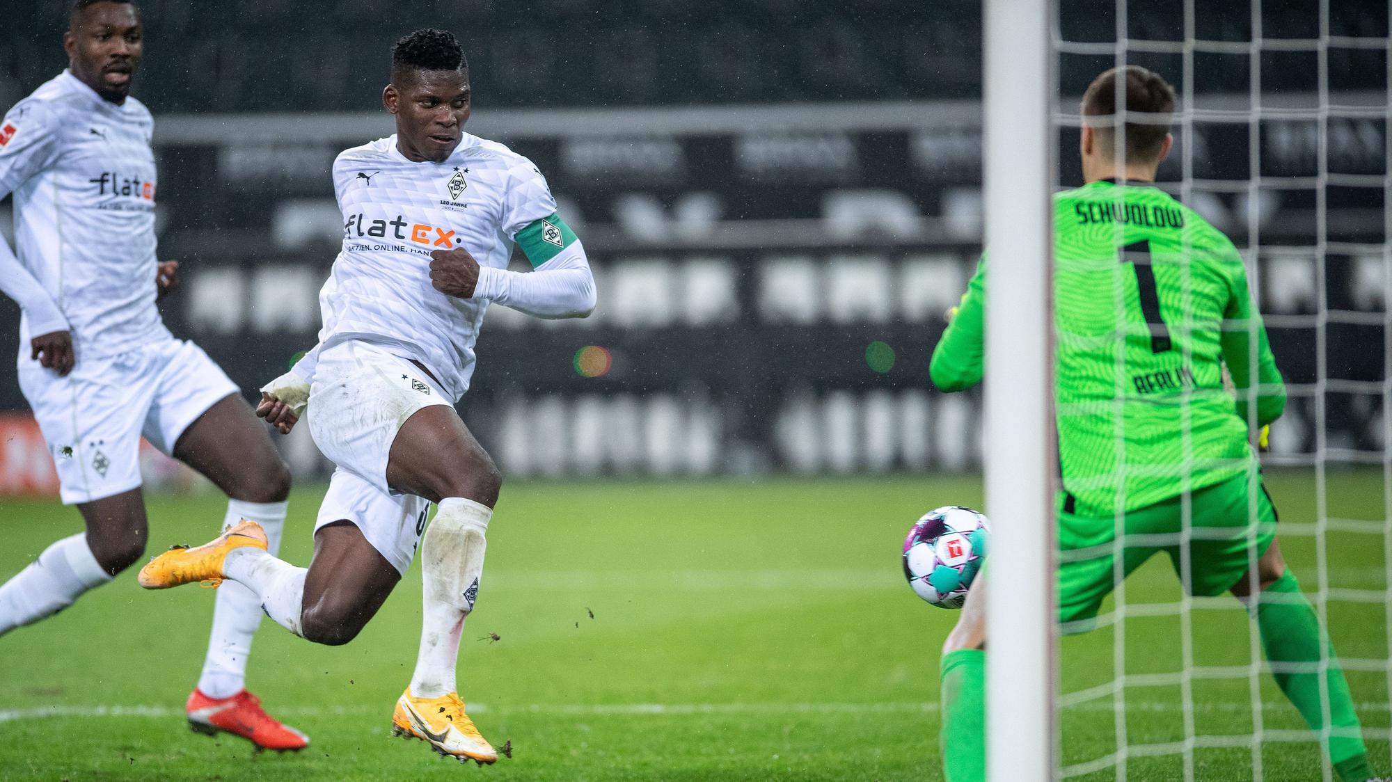 Borussias Kapitän Breel Embolo (m.) erzielt gegen Hertha den Auslgeichstreffer.