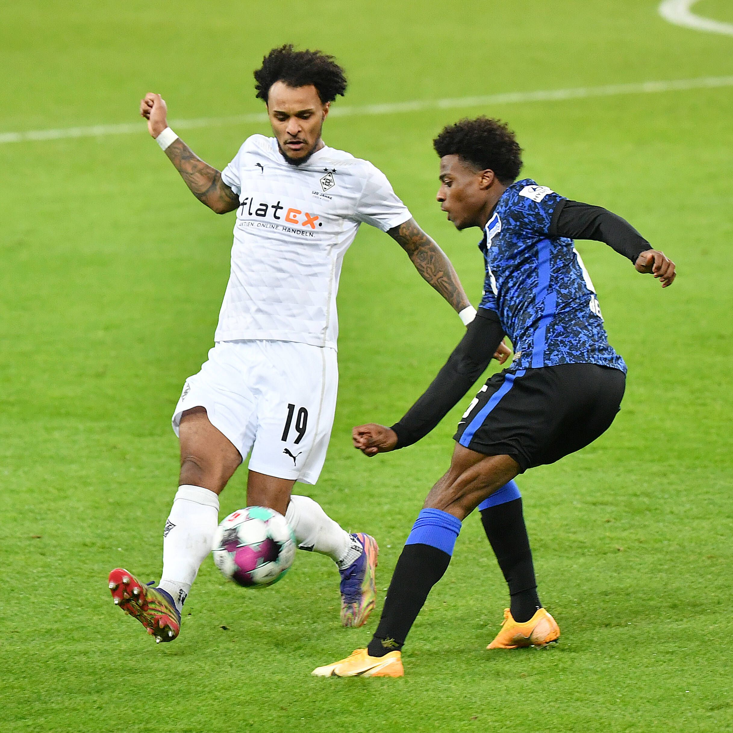 Gladbach Valentino Lazaro (l.) deckt Herthas Javairo Dilrosun (r.).