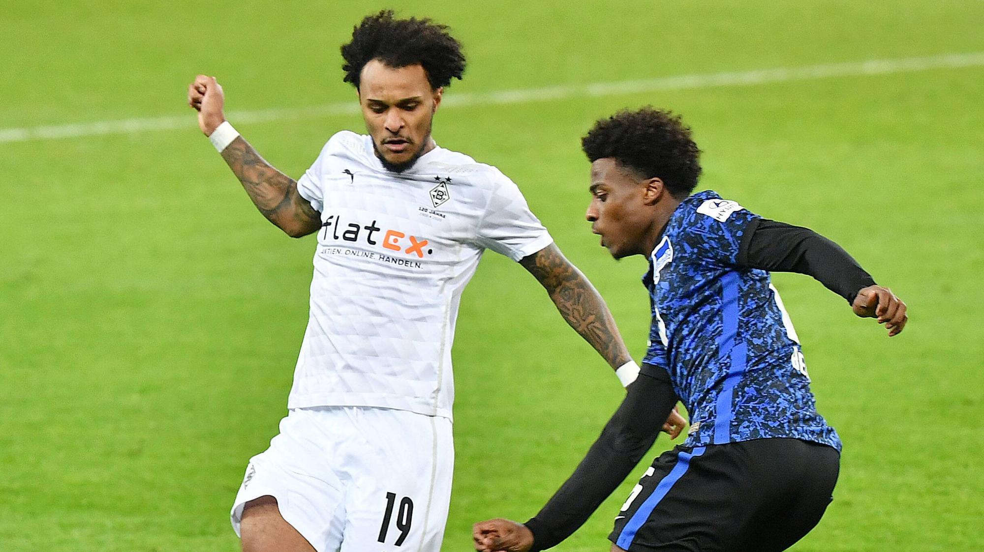 Gladbach Valentino Lazaro (l.) deckt Herthas Javairo Dilrosun (r.).