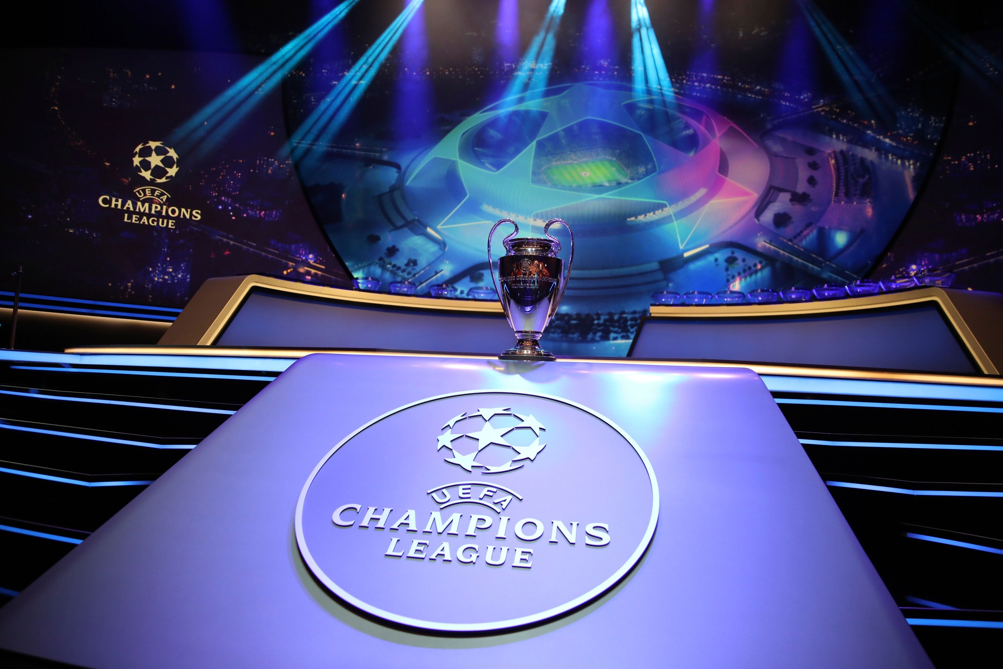 Bei der Auslosung der Gruppenphase im Grimaldi Forum 2019 steht der Champions-League-Pokal vor der Aauslosung auf einem Podest.
