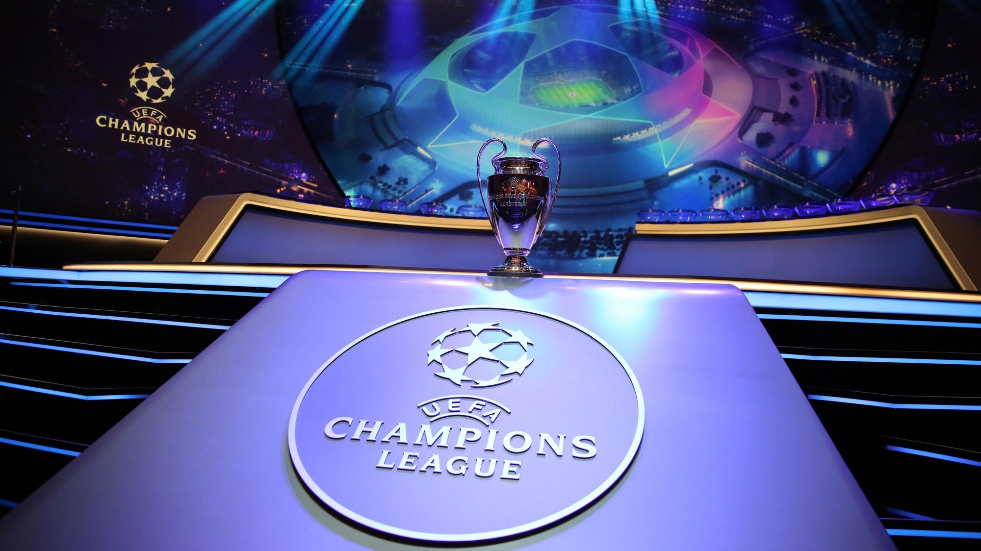 Bei der Auslosung der Gruppenphase im Grimaldi Forum 2019 steht der Champions-League-Pokal vor der Aauslosung auf einem Podest.