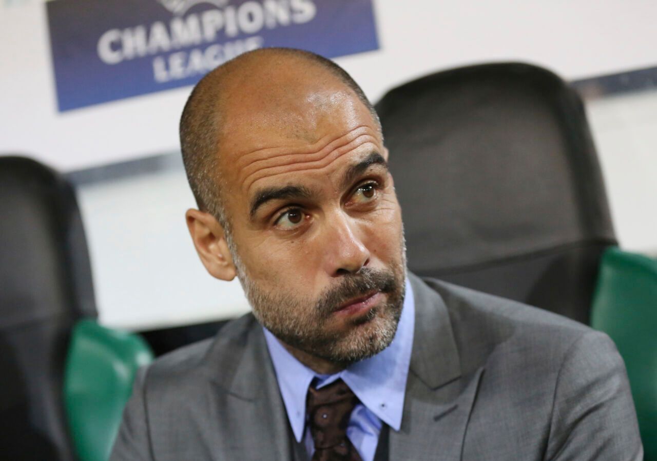 Manchesters Trainer Pep Guardiola hat im November 2016 schon einmal während eines Duells mit Gladbach in der Champions League im Borussia-Park auf der Bank Platz genommen.