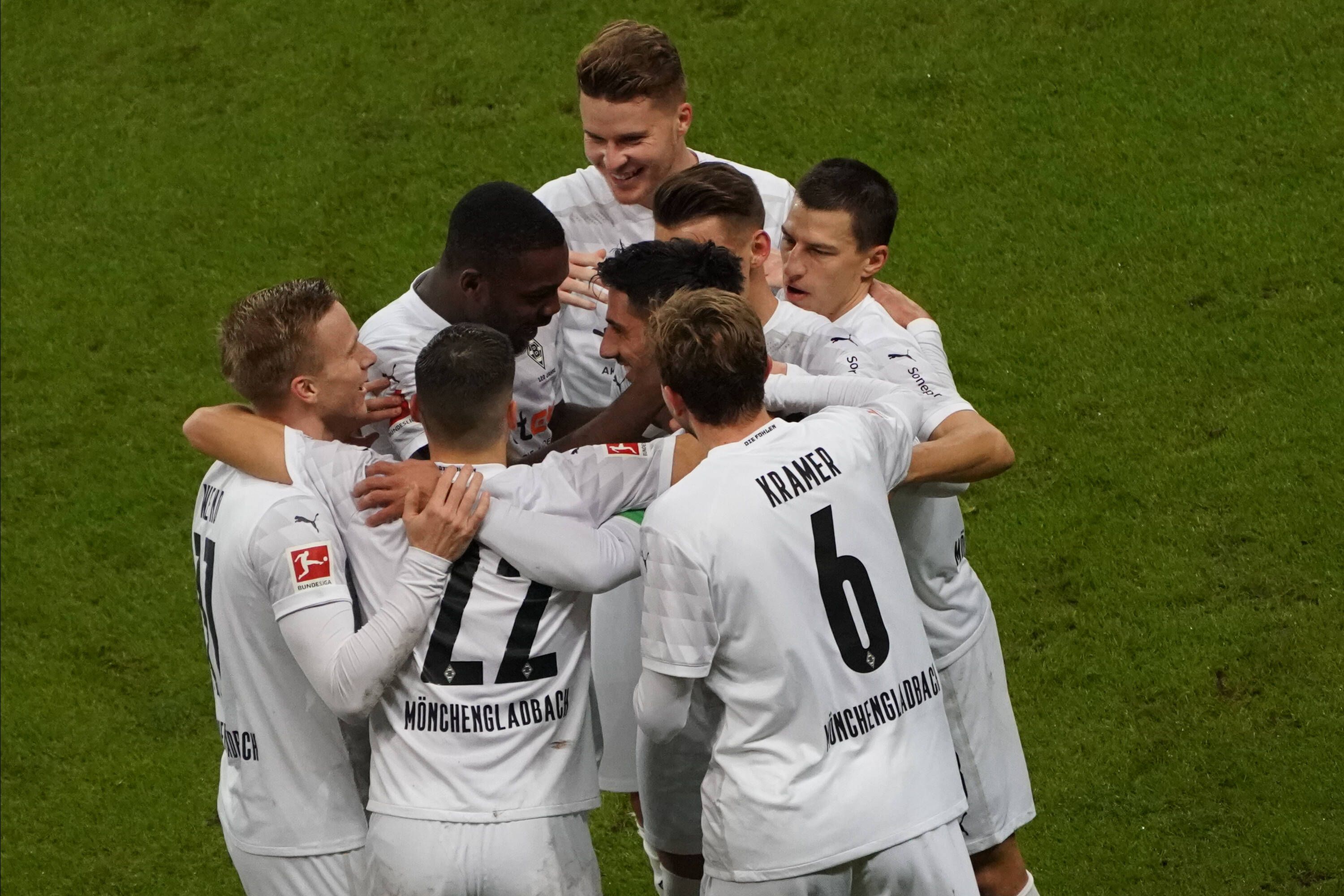 Das Team von Borussia Mönchengladbach bejubelt den Treffer zum 1:0 durch Kapitän Lars Stindl (Mitte) am 15. Dezember 2020 bei Eintracht Frankfurt.