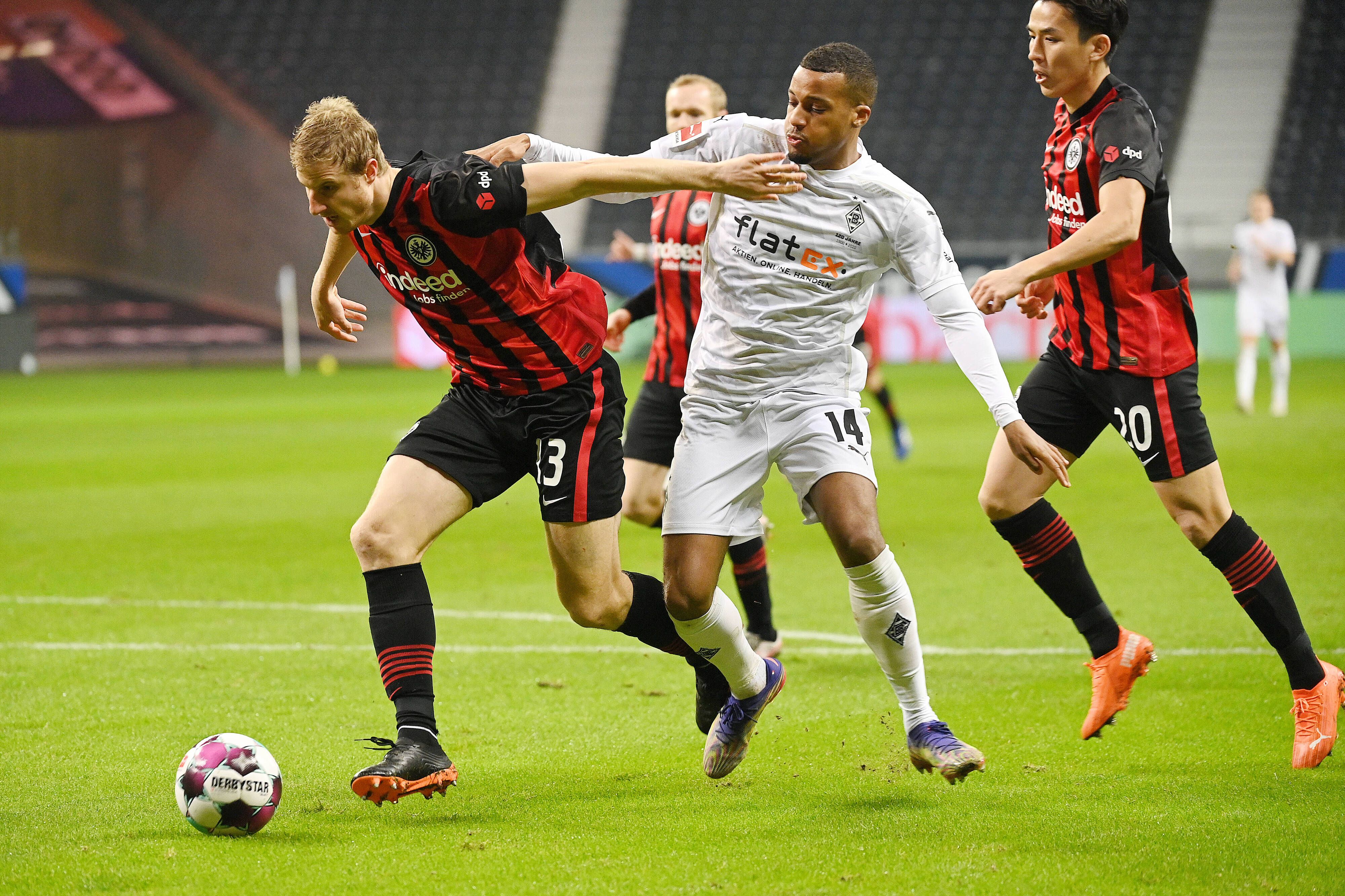 Frankfurts Martin Hinteregger (l.) im Zweikampf mit Borussias Alassane Plea (r.),