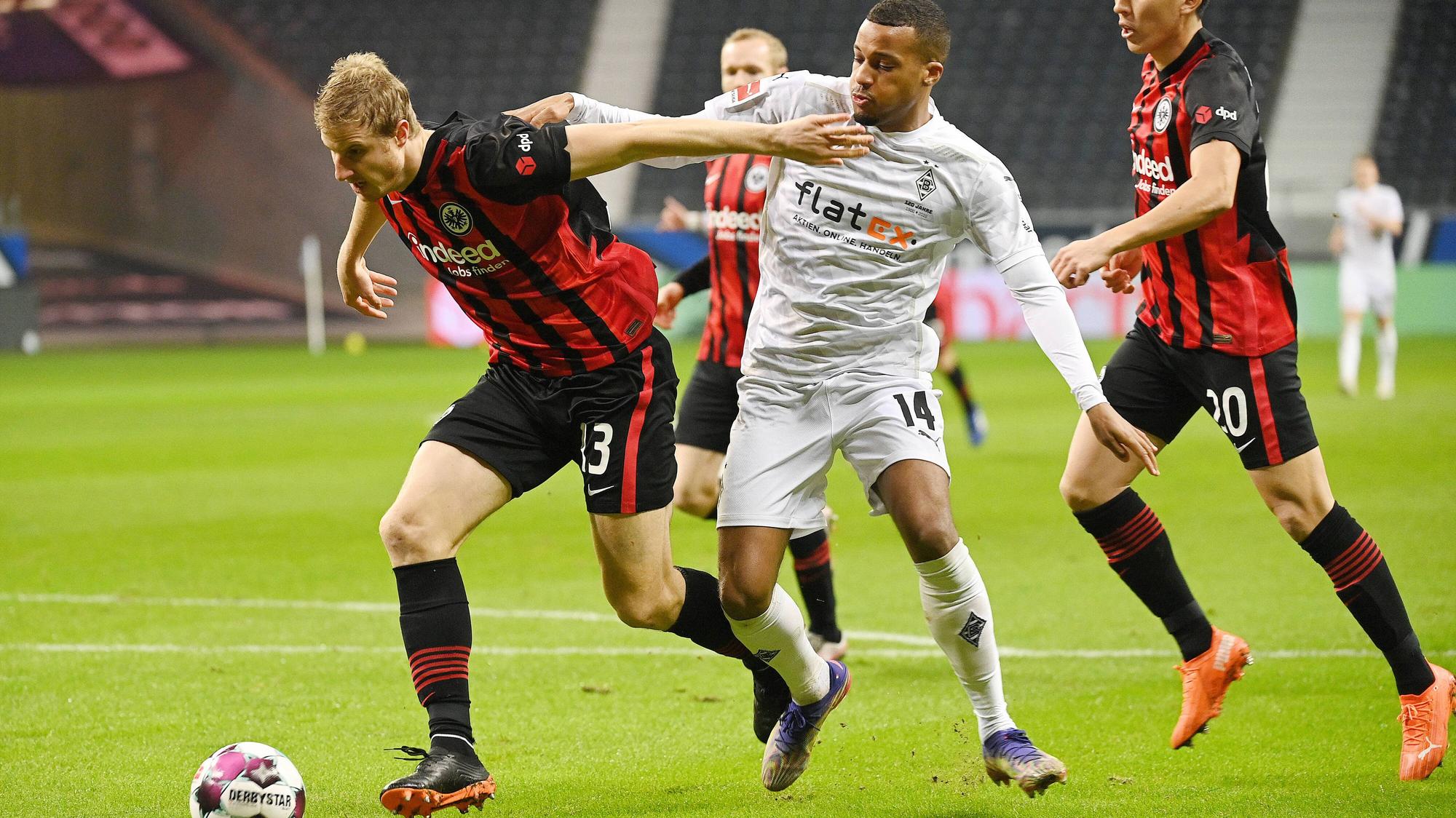 Frankfurts Martin Hinteregger (l.) im Zweikampf mit Borussias Alassane Plea (r.),
