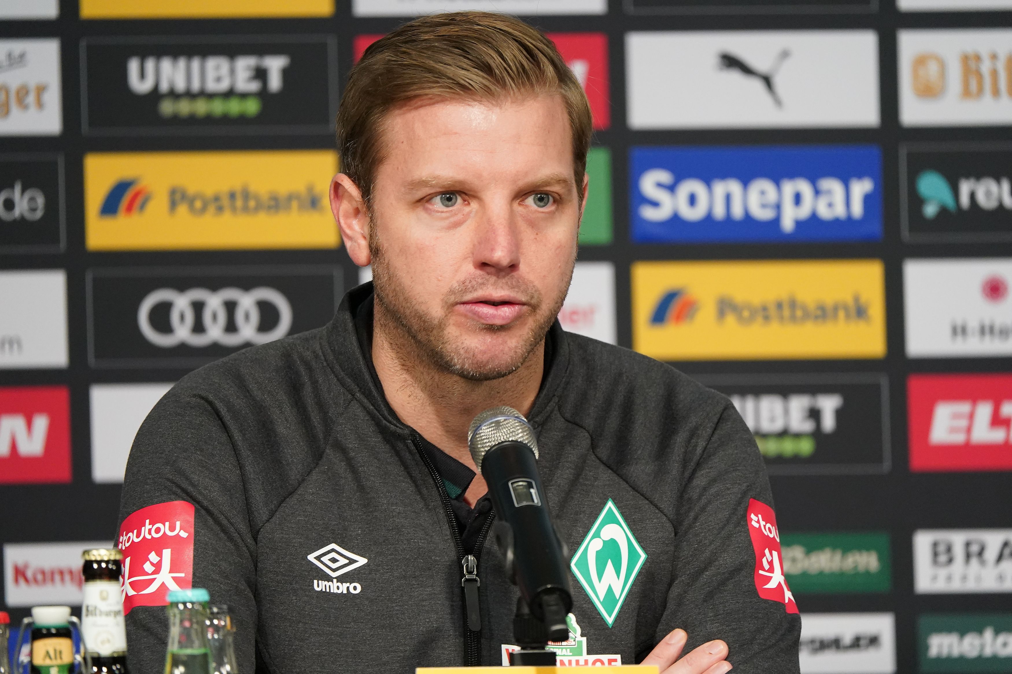 Bremens Trainer Florian Kohfeldt bei einer Bundesliga-Pressekonferenz im November 2019 im Gladbacher Borussia-Park.
