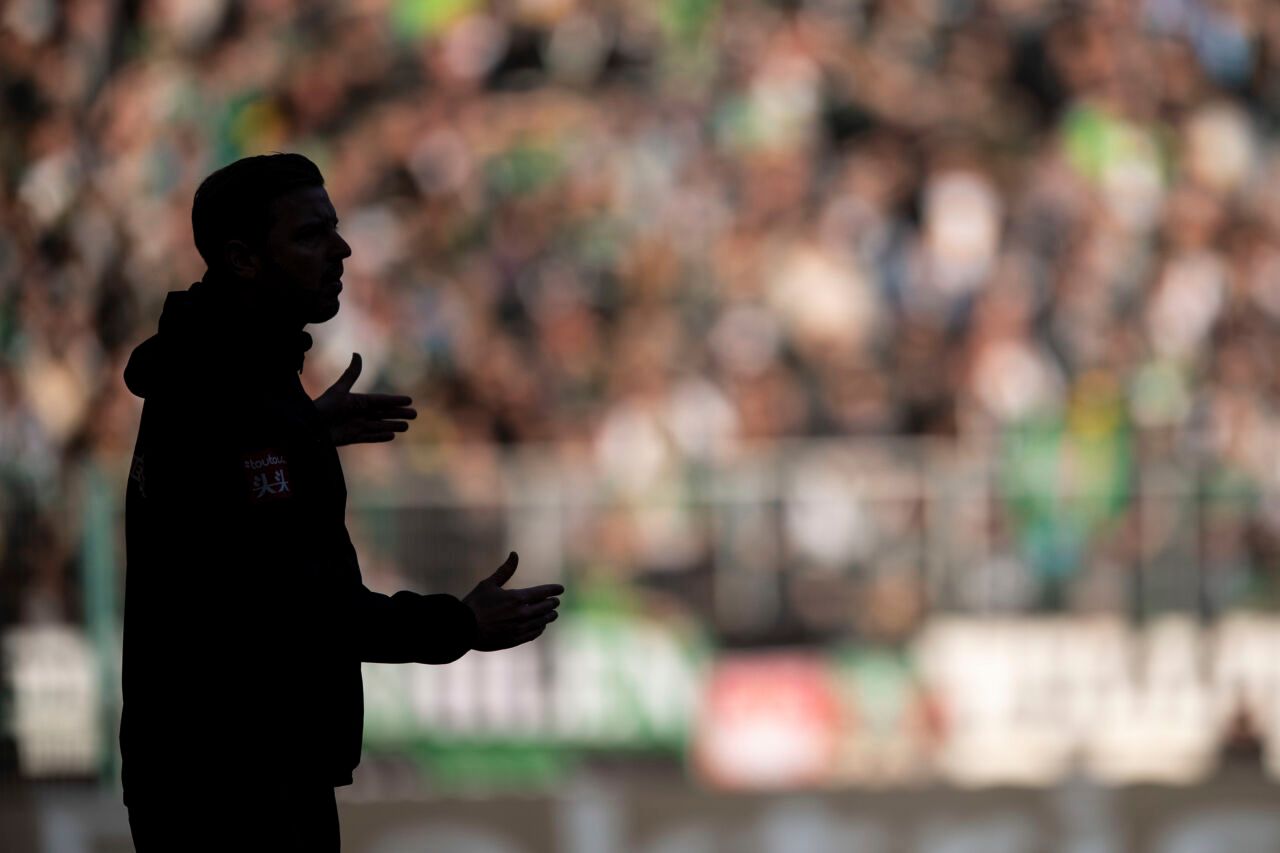 Bremens Trainer Florian Kohfeldt gestikuliert im November 2019 wild an der Seitenlinie im Borussia-Park.