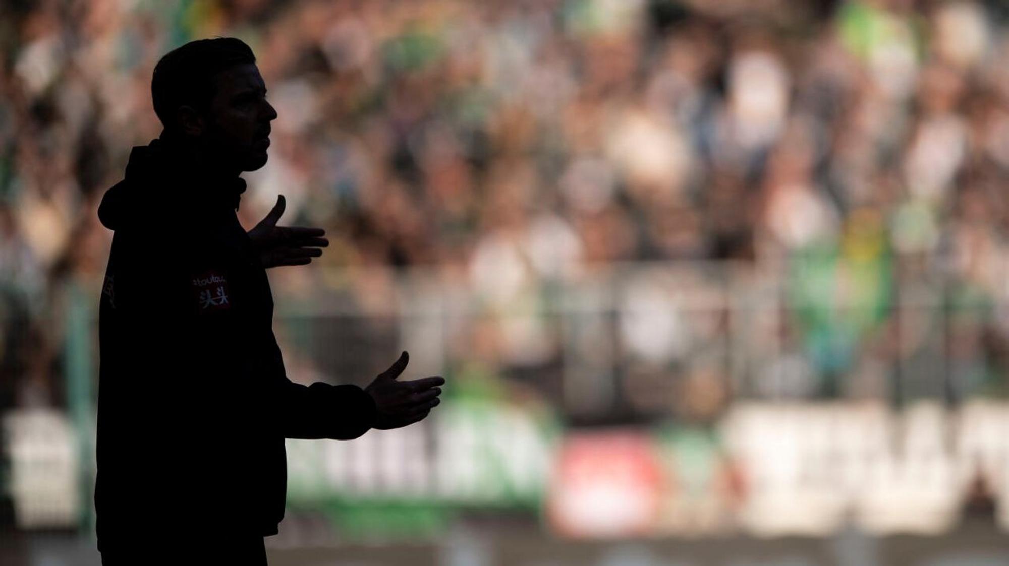 Bremens Trainer Florian Kohfeldt gestikuliert im November 2019 wild an der Seitenlinie im Borussia-Park.
