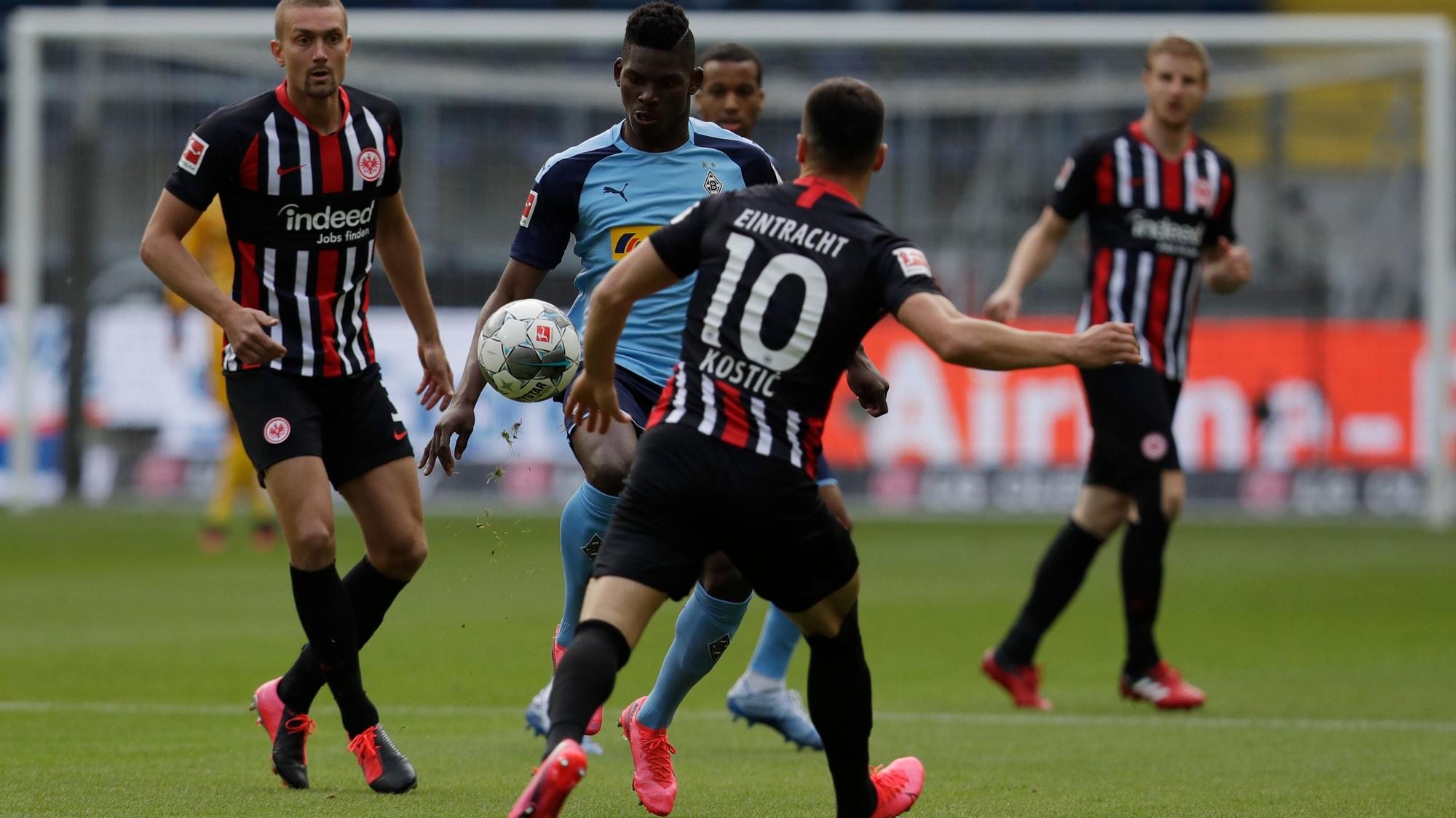 Breel Embolo (2.v.l.) von Borussia Mönchengladbach nimmt es beim 3:1-Sieg gegen Eintracht Frankfurt mit Filip Kostic auf.