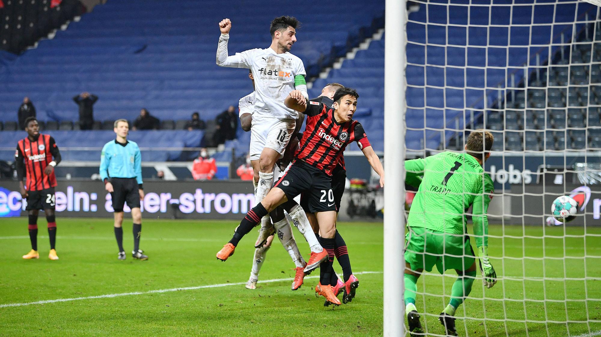 Borussias Kapitän Lars Stindl traf in der Nachspielzeit per Kopf gegen Eintracht Frankfurt zum 3:3-Endstand.