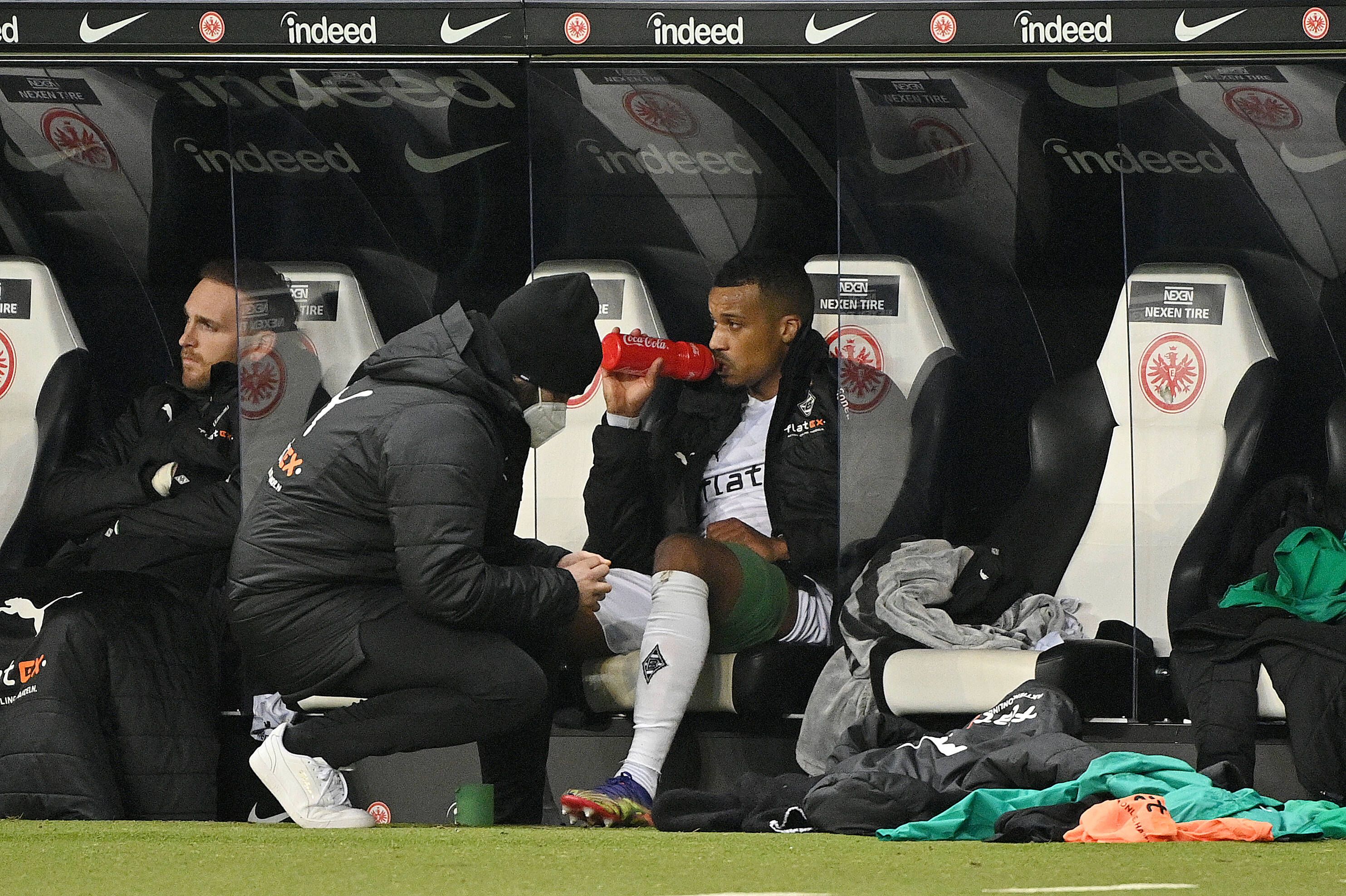 Borussias Top-Stürmer Alassane Plea wurde nach seiner Auswechslung im Spiel bei Eintracht Frankfurt behandelt.