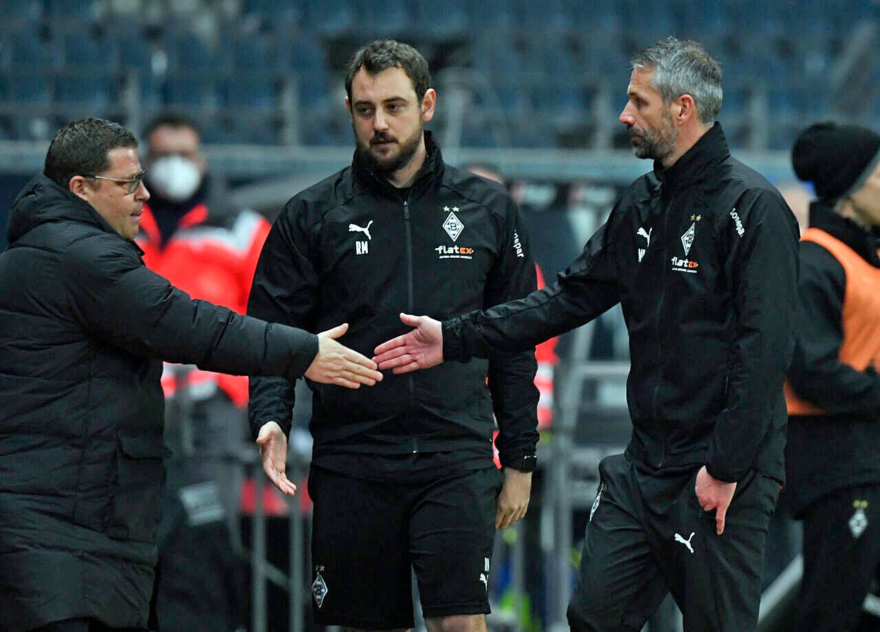 Mönchengladbachs Sportdirektor Max Eberl (l.) gratuliert Trainer Marco Rose (r.) nach dem 3:3-Unentschieden bei Eintracht Frankfurt. In der Mitte zu sehen ist Borussias Co-Trainer René Marić.