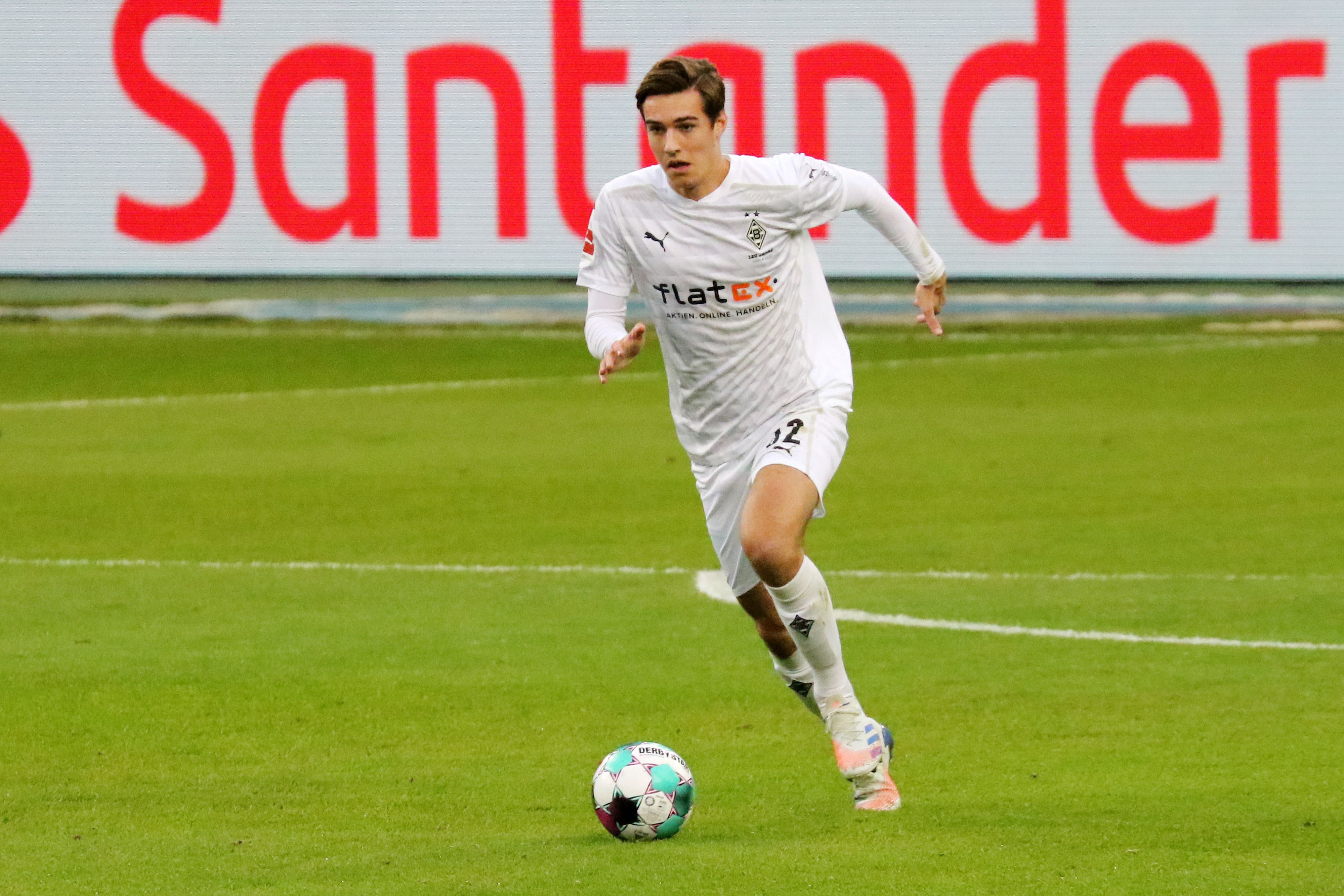 Florian Neuhaus, hier beim Bundesliga-Spiel gegen Hertha BSC am 12. Dezember 2020, kontrolliert den Ball.