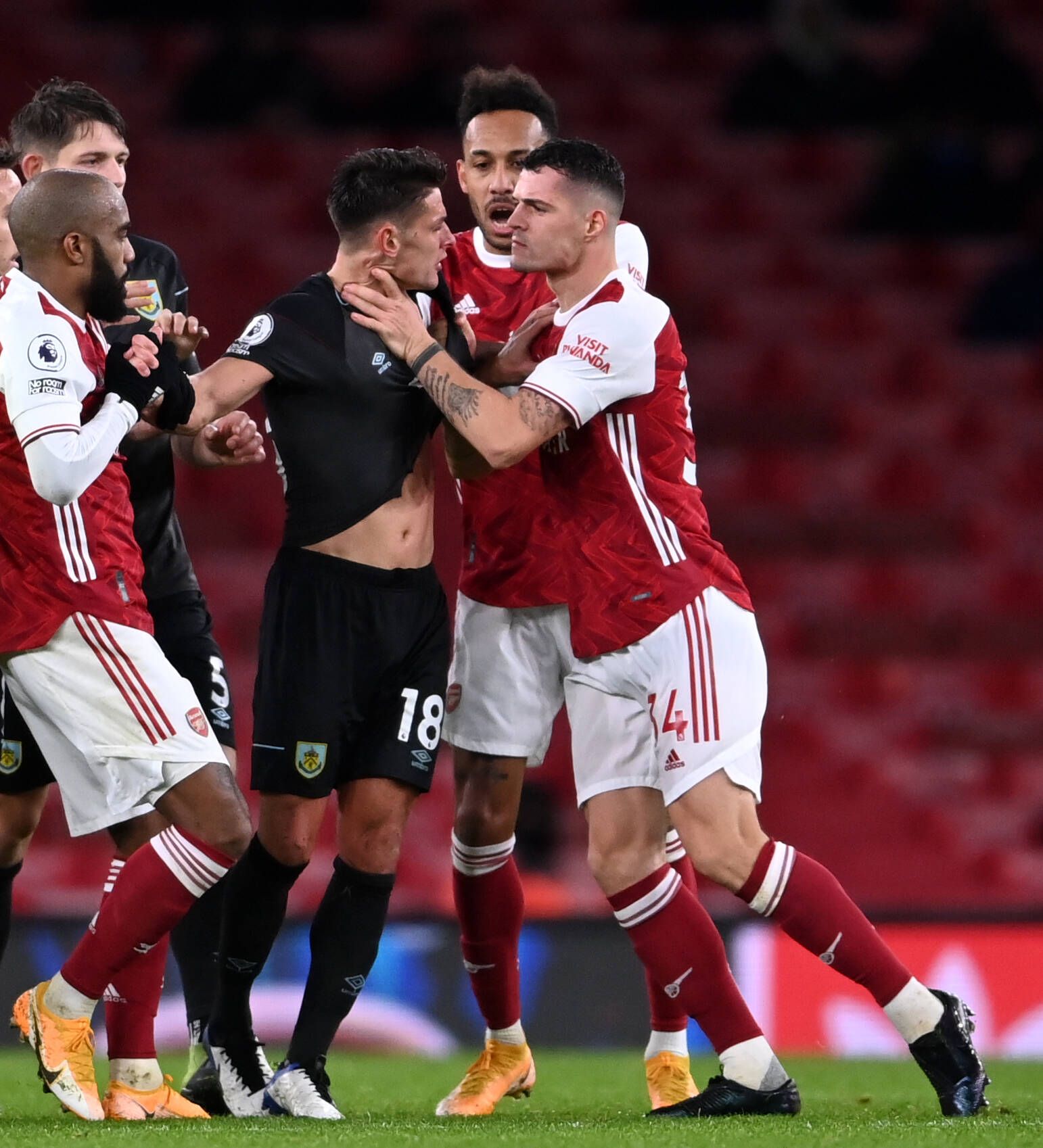Granit Xhaka (r.) rastet im Spiel gegen den FC Burnley aus.