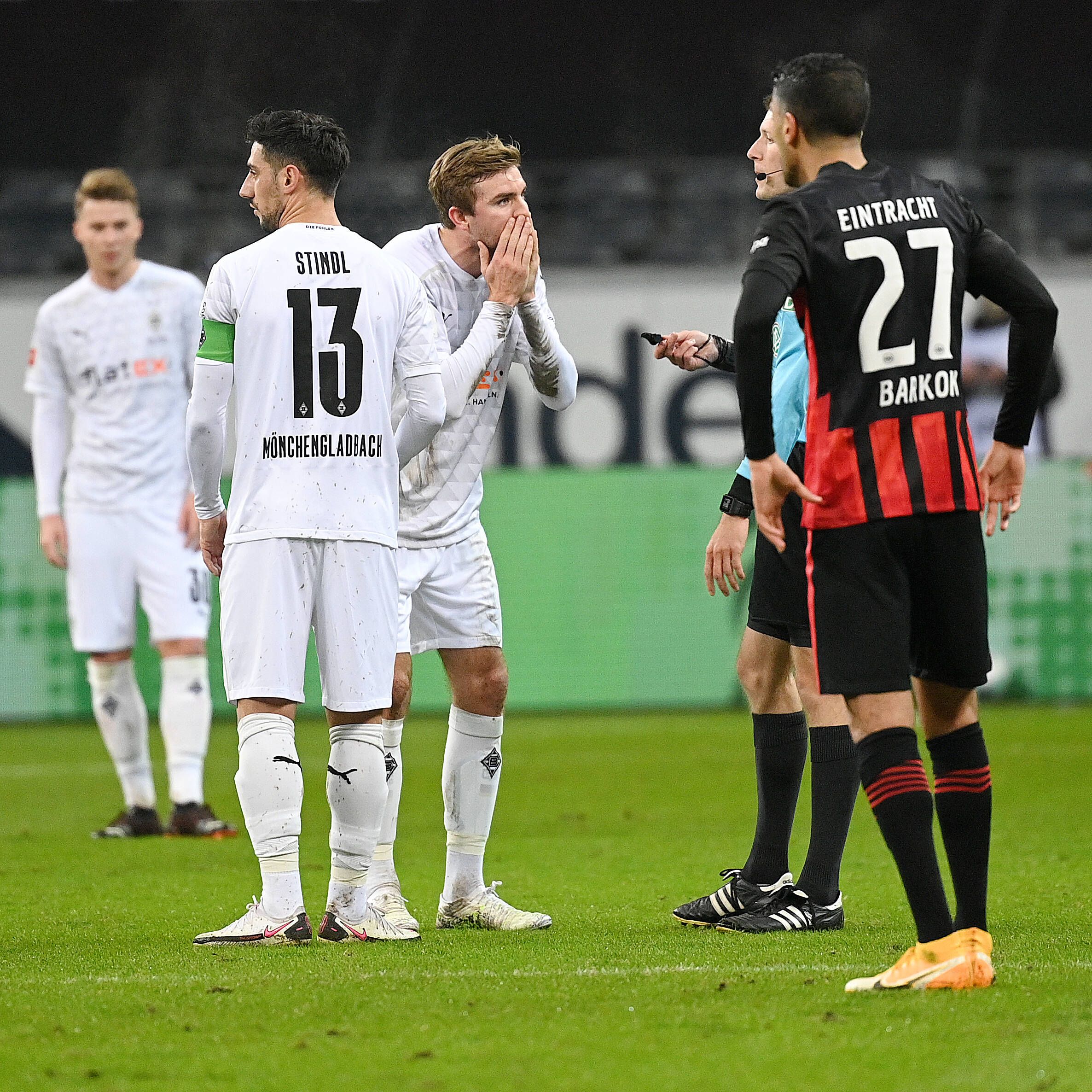 Borussias Mittelfeldspieler Christoph Kramer (Mitte)bei einer Diskussion mit Schiedsrichter Benjamin Cortus während des Bundesliga-Spiels bei Eintracht Frankfurt am 15. Dezember 2020.