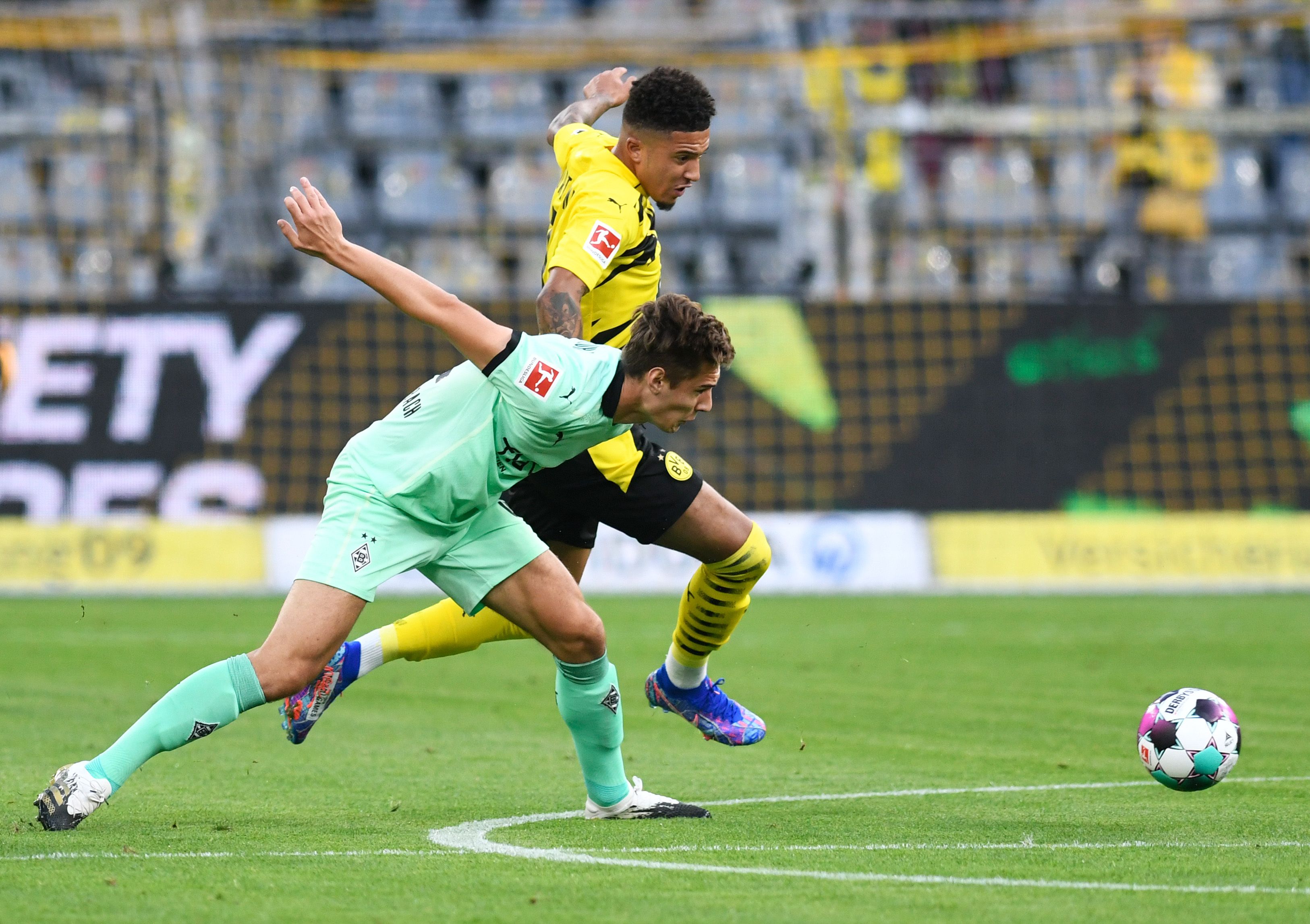 Gladbachs Florian Neuhaus (l.) bekommt es beim Saisonauftakt mit Dortmund Jadon Sancho (r.) zu tun.