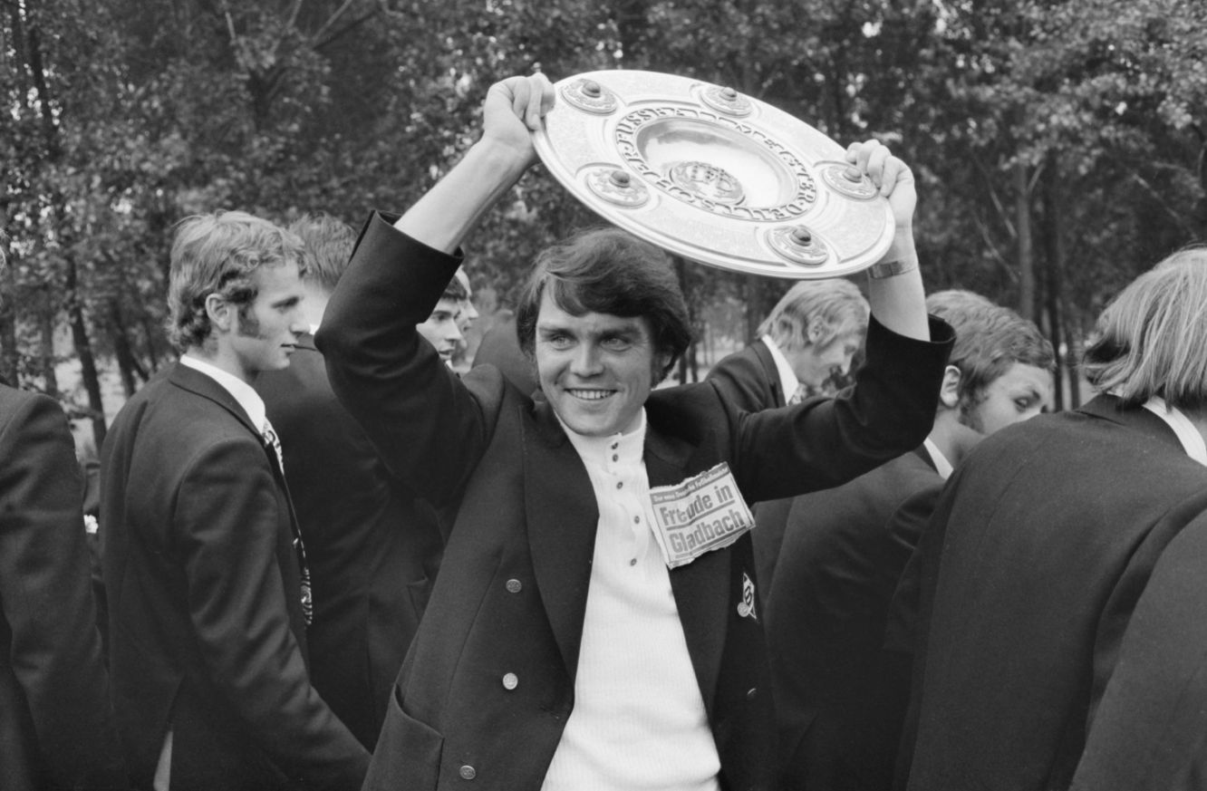 Borussias Herbert Laumen feiert 1971 die Deutsche Meisterschaft.