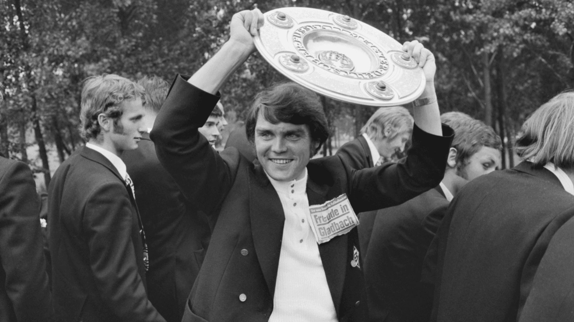 Borussias Herbert Laumen feiert 1971 die Deutsche Meisterschaft.