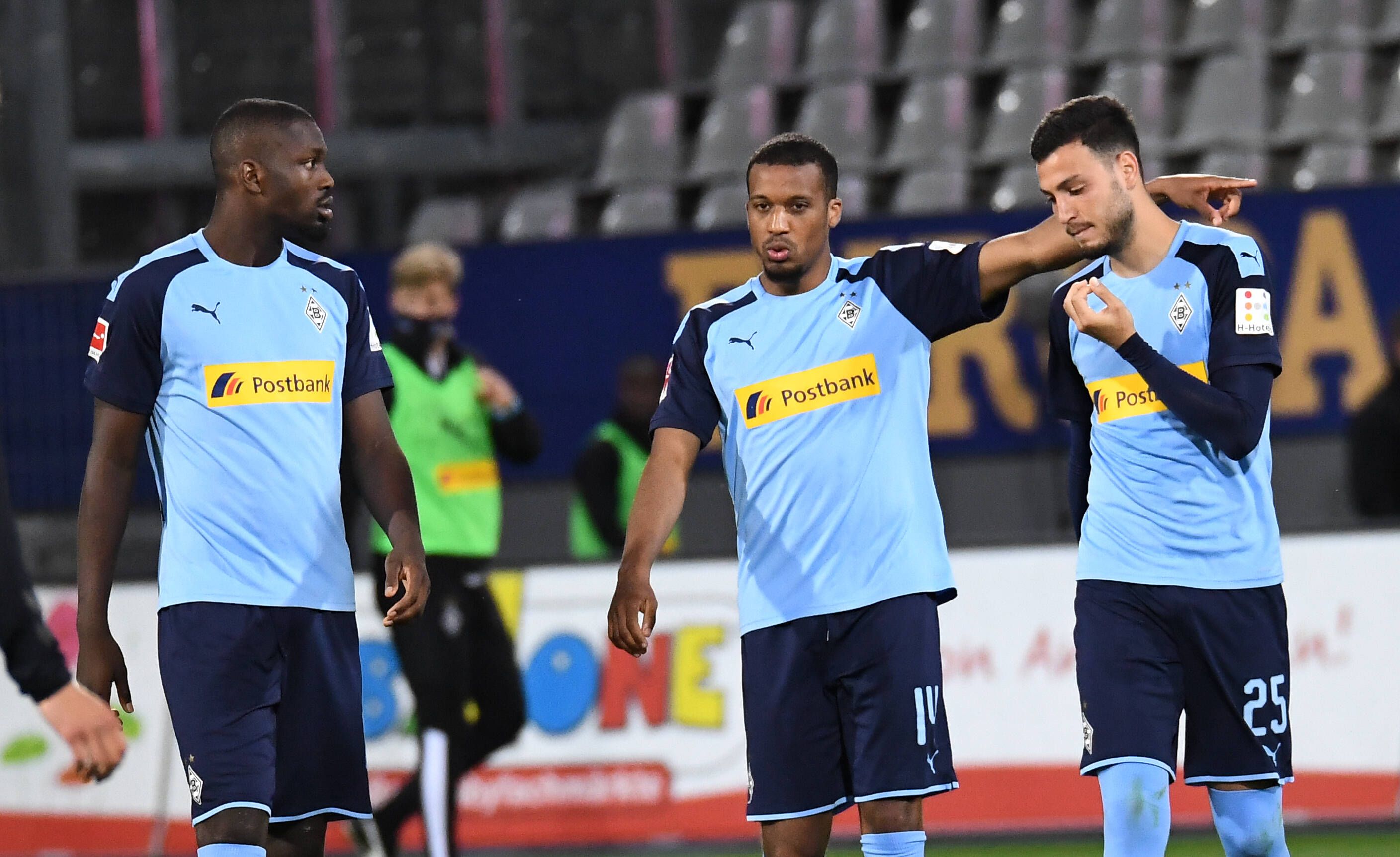 Alassane Plea (l.) und Ramy Bensebain beim Auswärtsspiel in Freiburg in der Saison 2019/20 am 05.06.2020